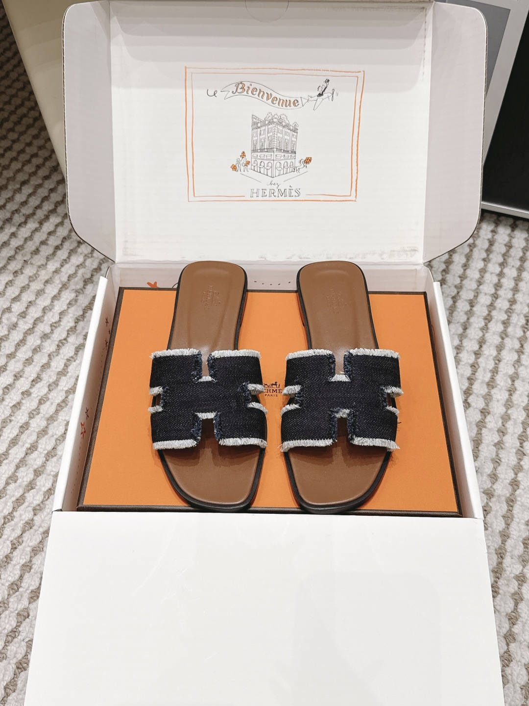 Женские шлёпанцы Hermes с ремешком в форме буквы H Hermès