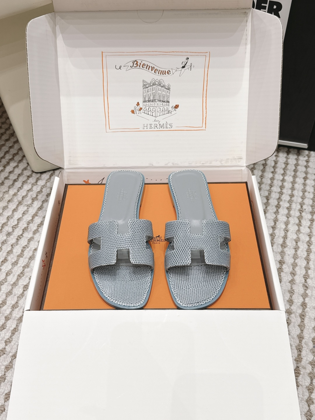 Женские шлёпанцы с H-образным ремешком