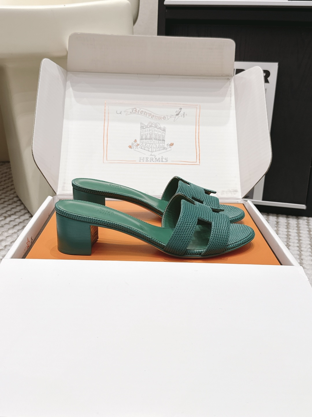 Женские босоножки с ремешком в виде буквы H Hermès