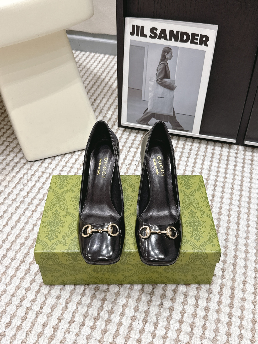 Женские туфли Gucci с металлическим ремешком