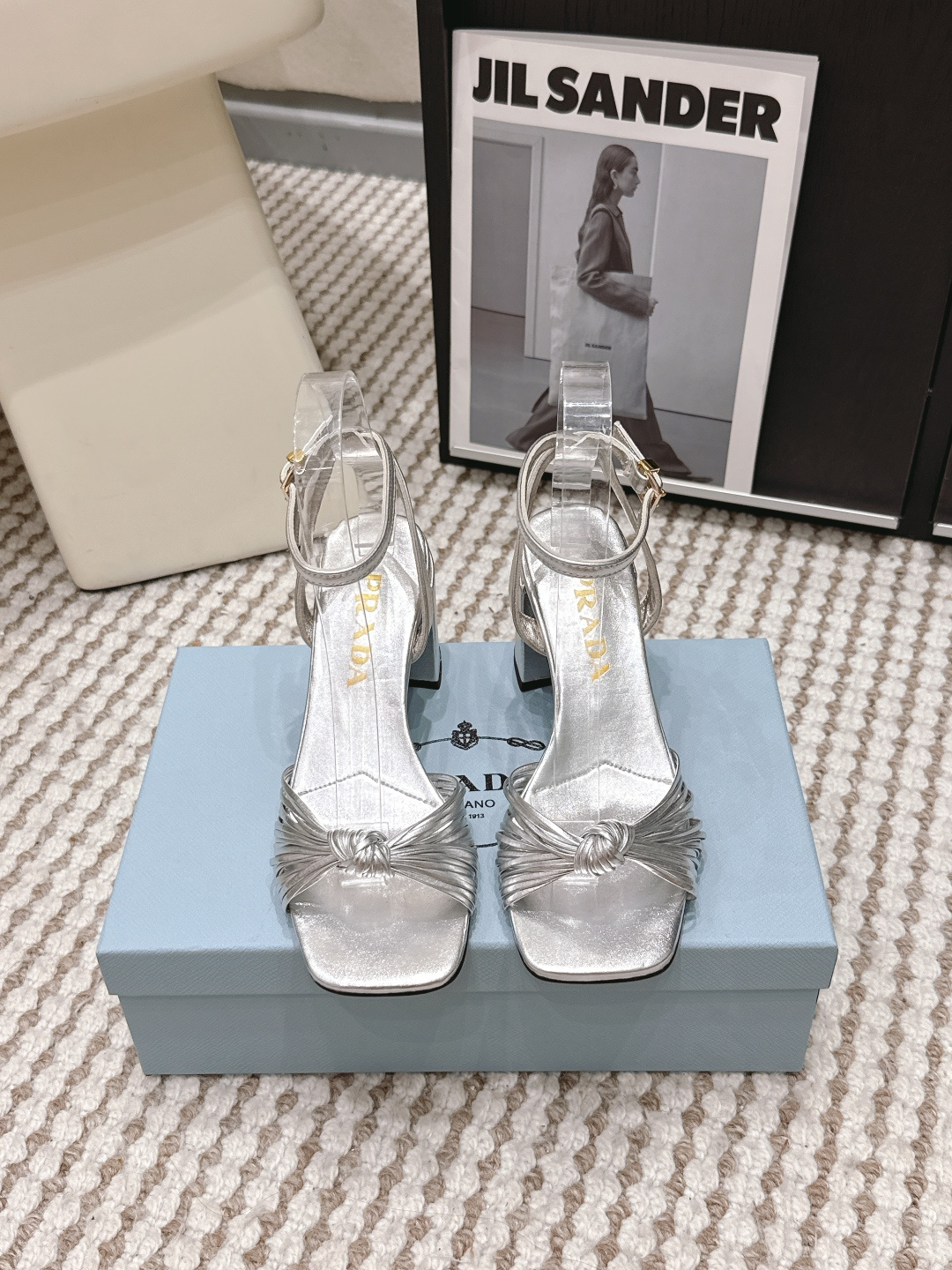 Женские босоножки Prada серебристые на платформе