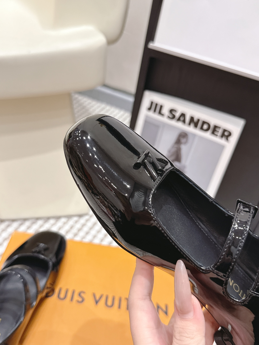 Louis Vuitton LV漆皮玛丽珍鞋，圆头+金属“LV”标志，品牌辨识度超高 鞋面光泽感强，易清洁，日常通勤或正式场合都能轻松驾驭
