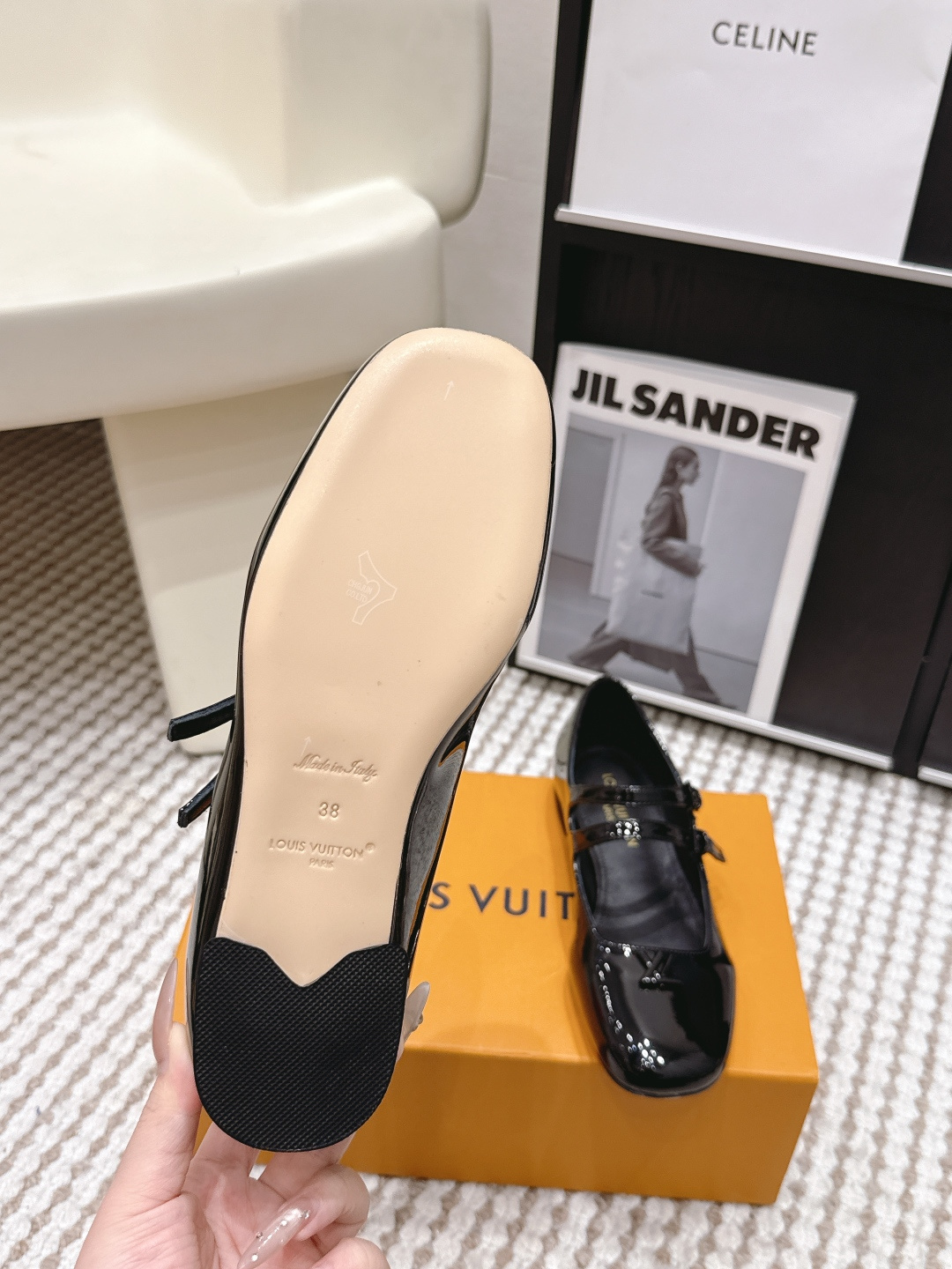 Louis Vuitton LV漆皮玛丽珍鞋，圆头+金属“LV”标志，品牌辨识度超高 鞋面光泽感强，易清洁，日常通勤或正式场合都能轻松驾驭
