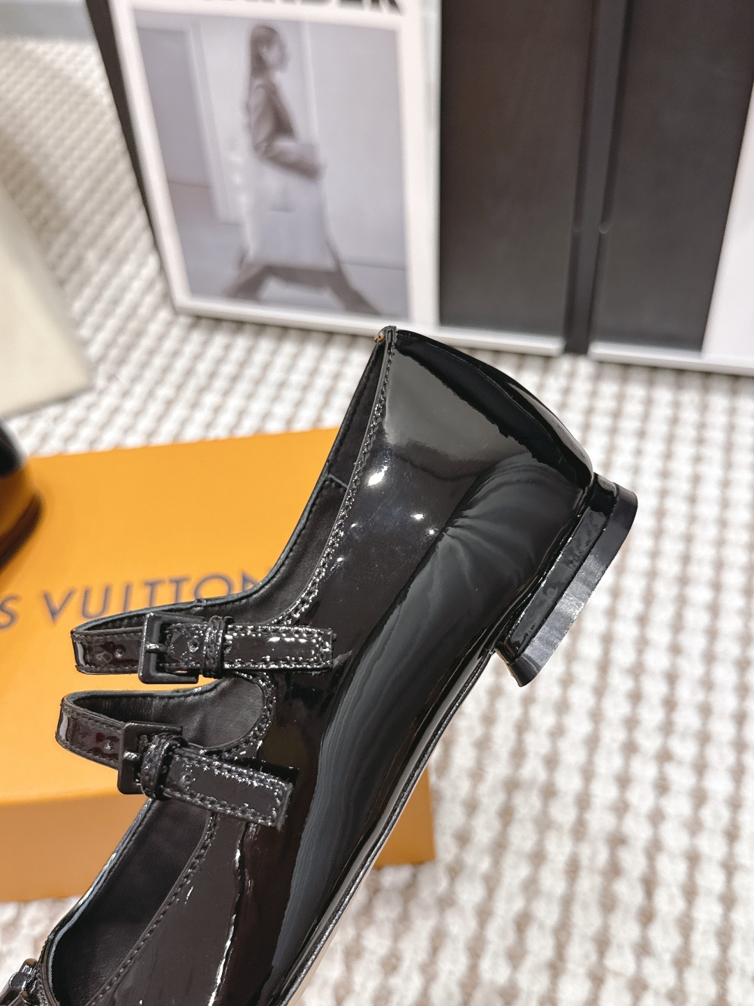 Louis Vuitton LV漆皮玛丽珍鞋，圆头+金属“LV”标志，品牌辨识度超高 鞋面光泽感强，易清洁，日常通勤或正式场合都能轻松驾驭