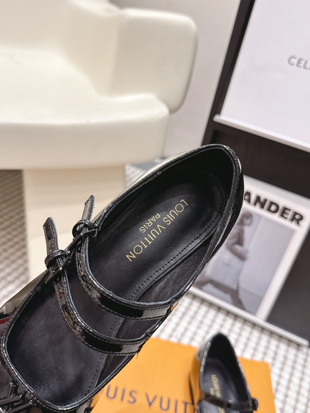 Louis Vuitton LV漆皮玛丽珍鞋，圆头+金属“LV”标志，品牌辨识度超高 鞋面光泽感强，易清洁，日常通勤或正式场合都能轻松驾驭