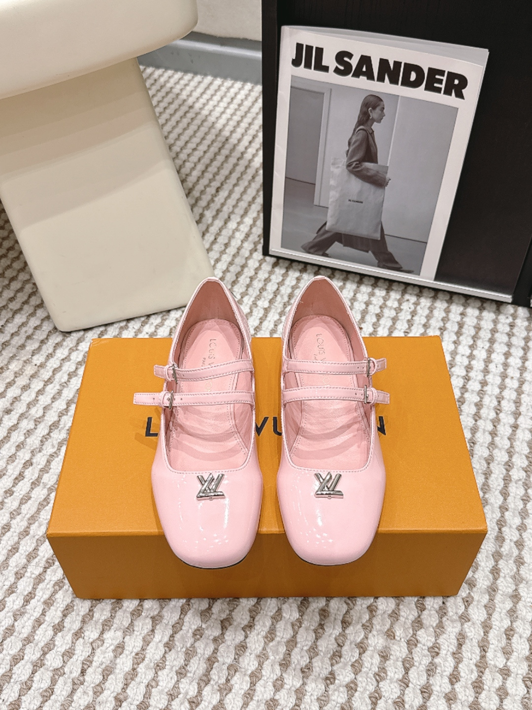 Louis Vuitton LV漆皮玛丽珍鞋，圆头+金属“LV”标志，品牌辨识度超高 鞋面光泽感强，易清洁，日常通勤或正式场合都能轻松驾驭
