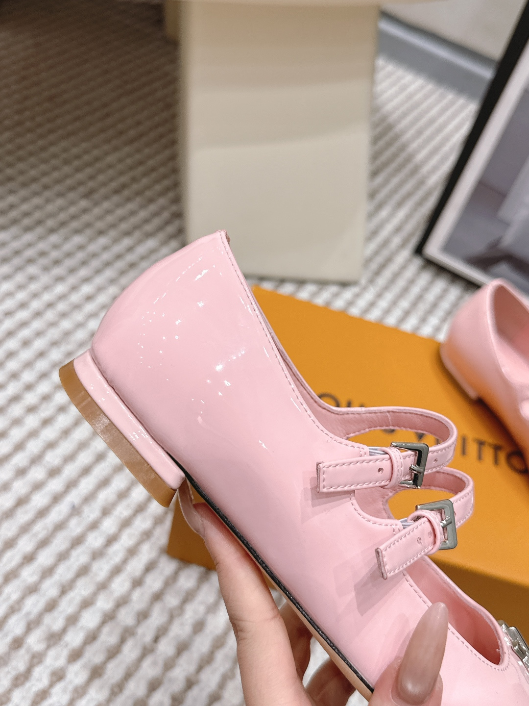 Louis Vuitton LV漆皮玛丽珍鞋，圆头+金属“LV”标志，品牌辨识度超高 鞋面光泽感强，易清洁，日常通勤或正式场合都能轻松驾驭