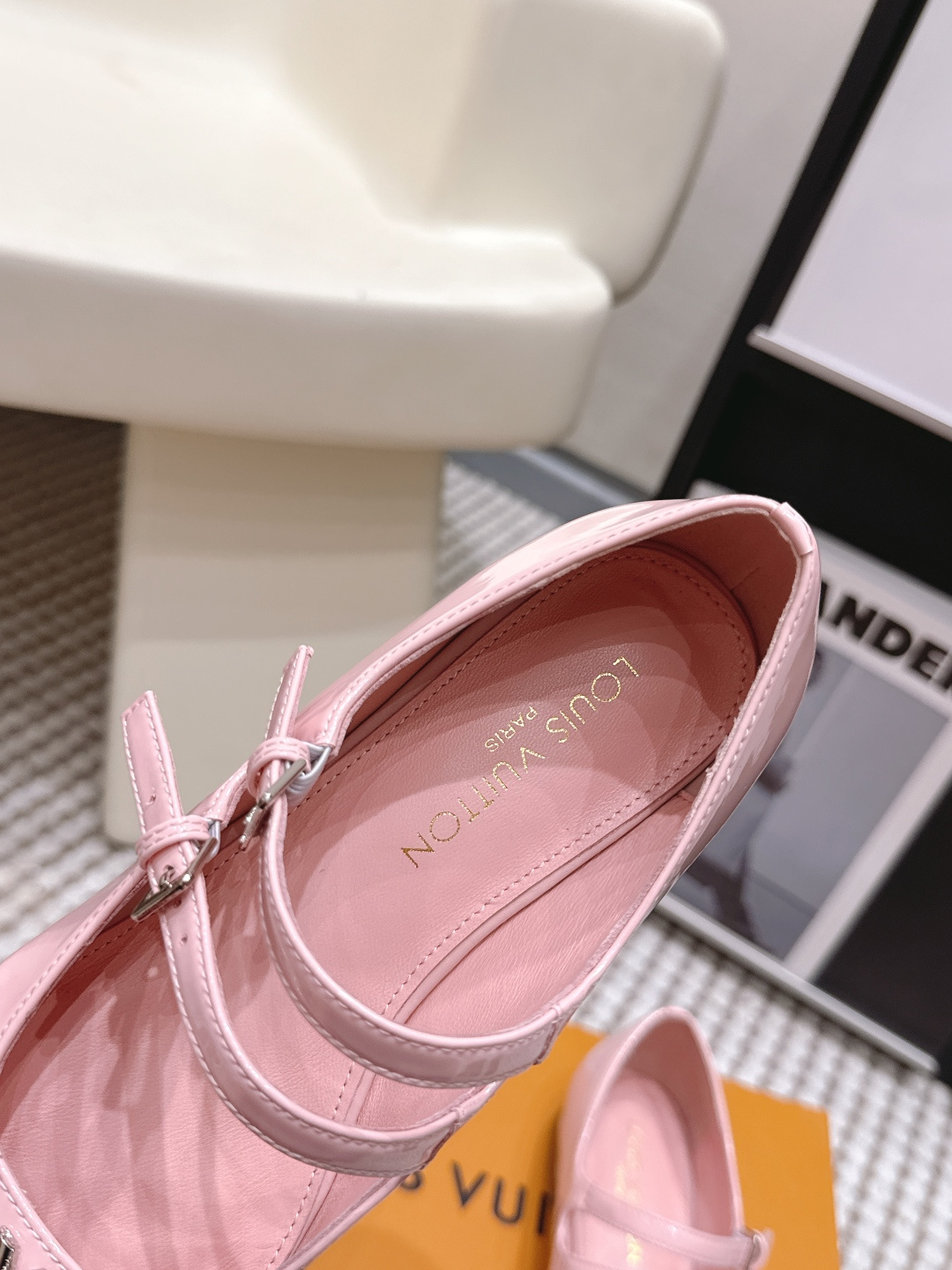 Louis Vuitton LV漆皮玛丽珍鞋，圆头+金属“LV”标志，品牌辨识度超高 鞋面光泽感强，易清洁，日常通勤或正式场合都能轻松驾驭