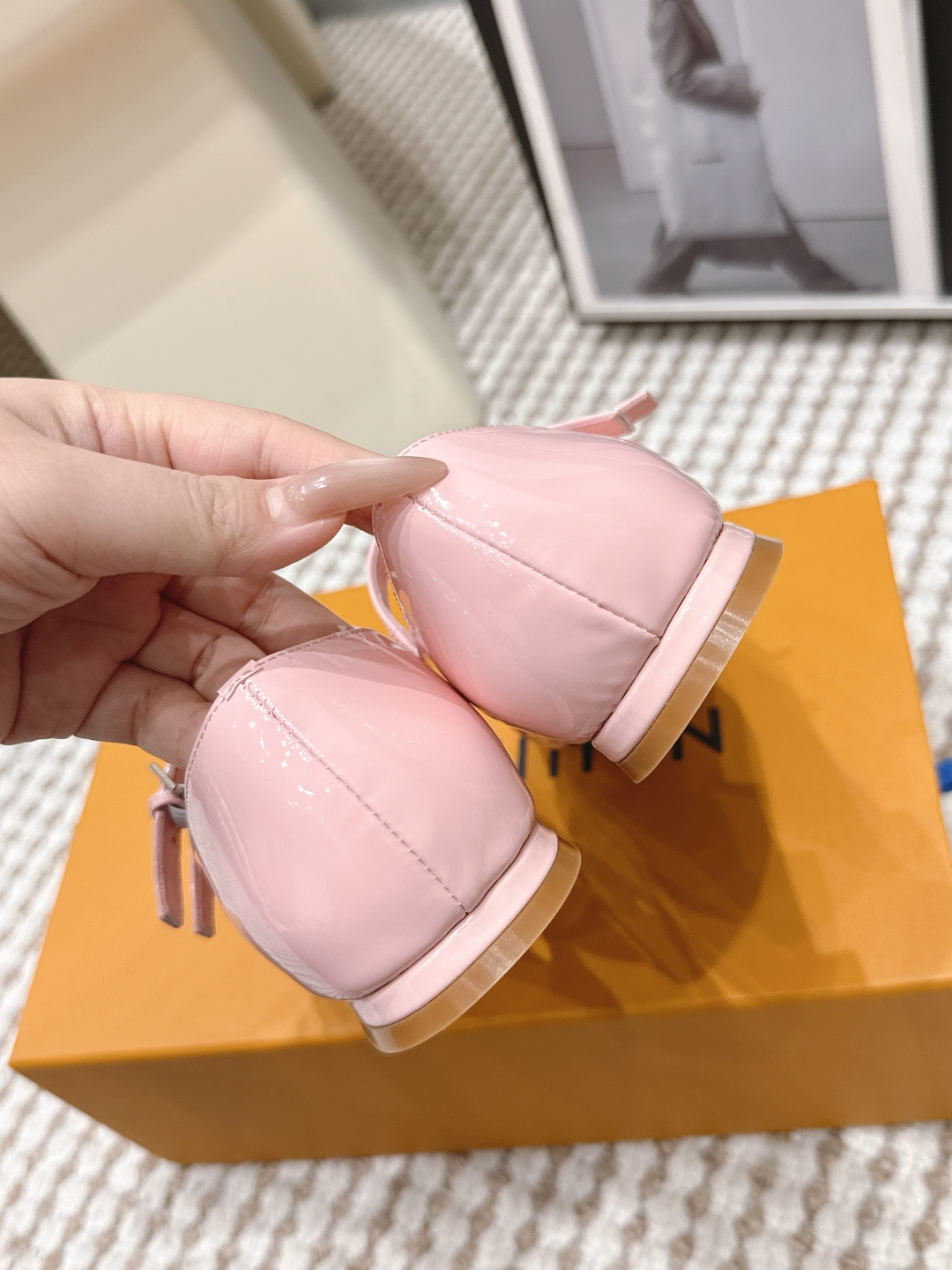 Louis Vuitton LV漆皮玛丽珍鞋，圆头+金属“LV”标志，品牌辨识度超高 鞋面光泽感强，易清洁，日常通勤或正式场合都能轻松驾驭
