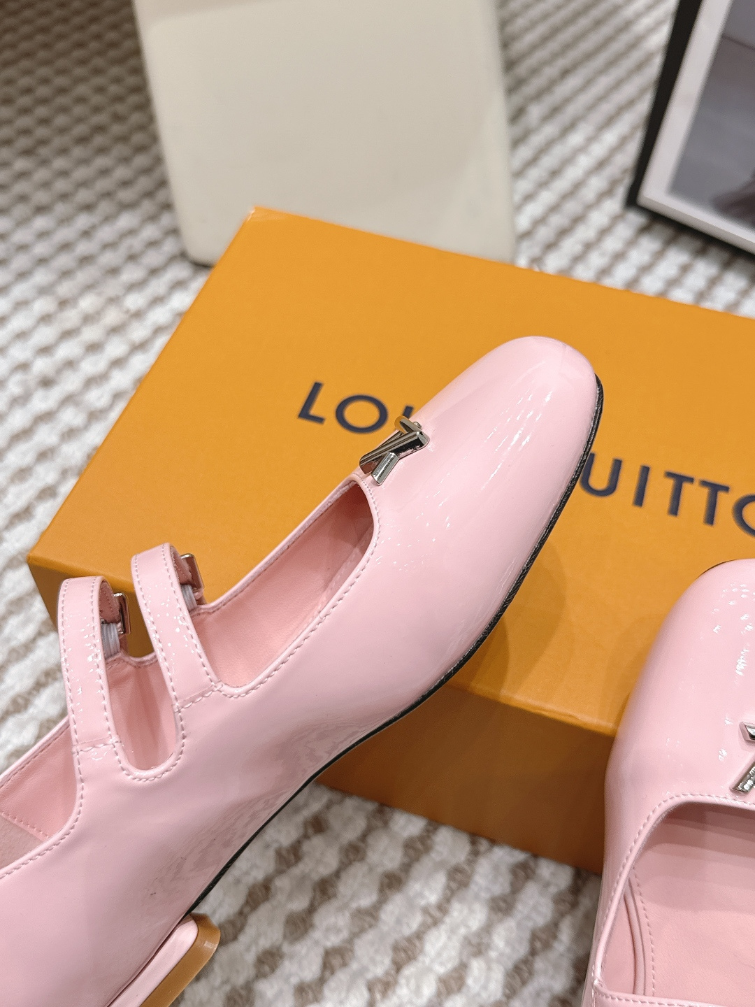 Louis Vuitton LV漆皮玛丽珍鞋，圆头+金属“LV”标志，品牌辨识度超高 鞋面光泽感强，易清洁，日常通勤或正式场合都能轻松驾驭