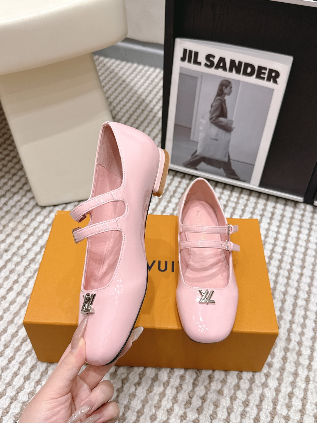 Louis Vuitton LV漆皮玛丽珍鞋，圆头+金属“LV”标志，品牌辨识度超高 鞋面光泽感强，易清洁，日常通勤或正式场合都能轻松驾驭