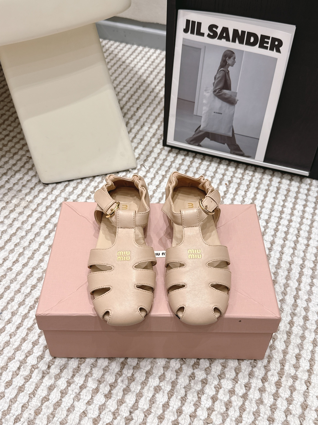 Женские кожаные босоножки Miu Miu, бежевые
