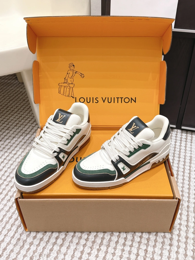 Модные кроссовки в белом цвете Louis Vuitton