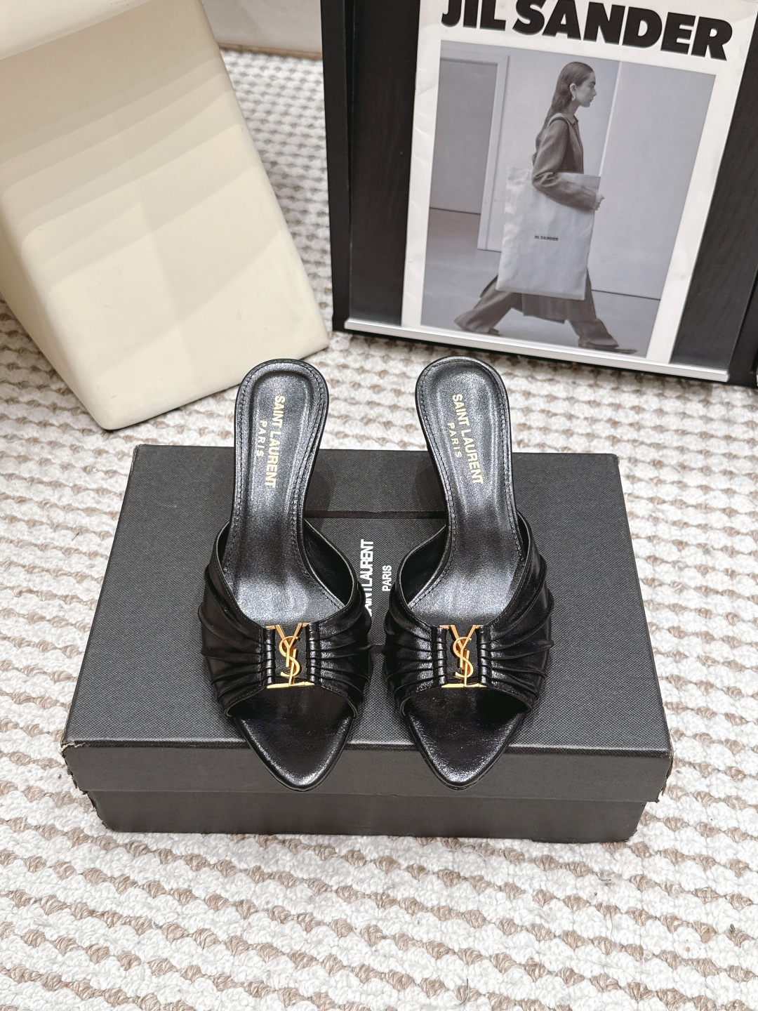 Женские черные туфли-лодочки Saint Laurent с золотой фурнитурой