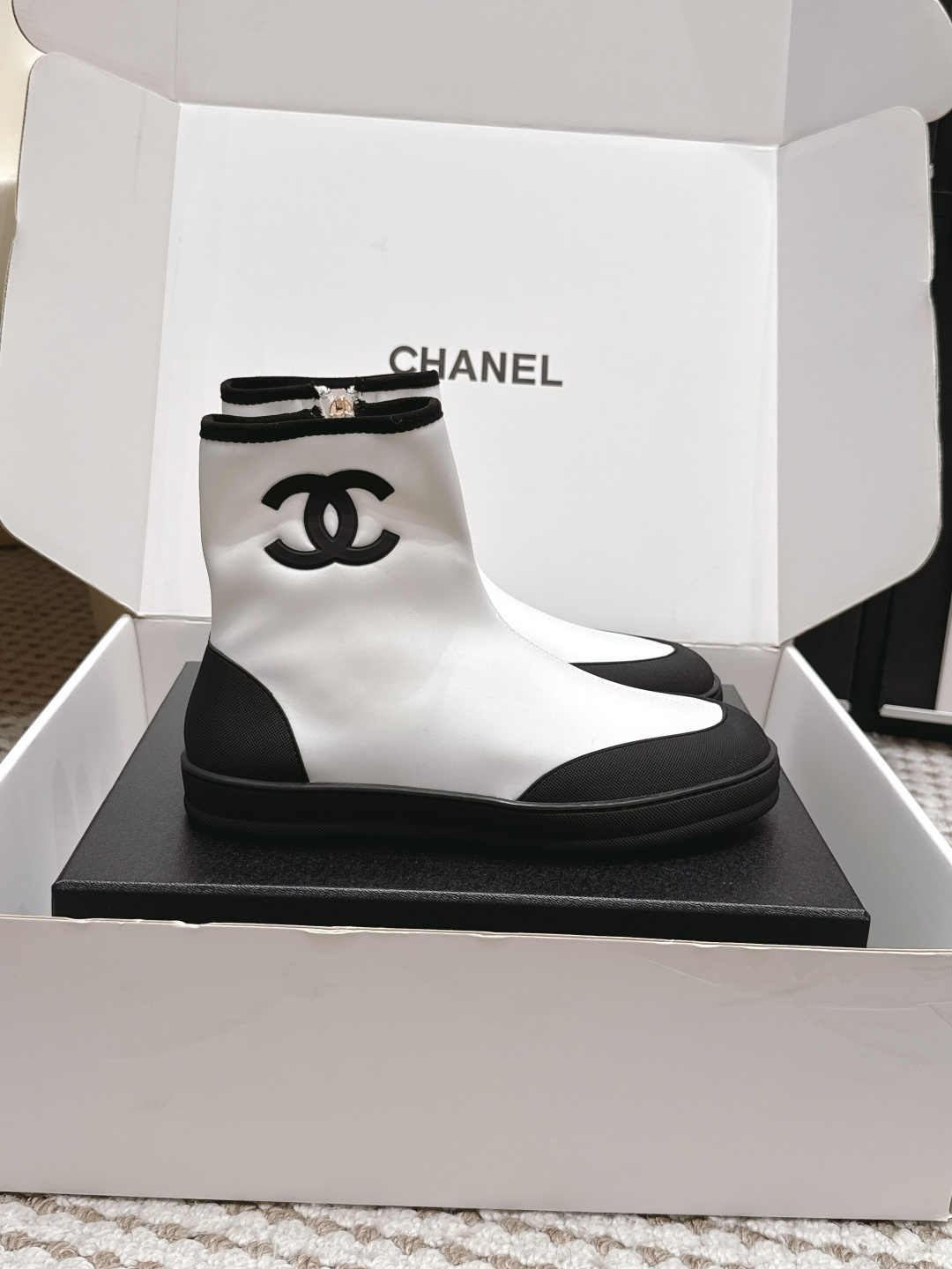 Белые эластичные ботинки с черной подошвой Chanel
