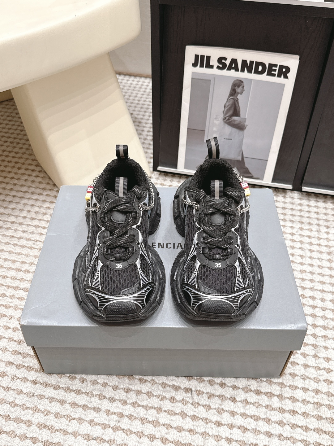 NO:814611,Purchasing agent Balenciaga 26s spring and summer latest upgrade 3XL Sneaker chain couple sports dad shoes. Original purchase and development, one-to-one production. Balenciaga 3XL Sneaker. The overall shoe shape draws on the creative ideas of Balenciaga Track and Balenciaga Runner. It is equivalent to removing the outer frame of the Track shoe body while inheriting the streamlined shape and shape of the Runner.  Track flat toe. A pair of tied shoelaces are added to the front of the shoe for concave shape... Fabric: Original customized imported technical fabric chain process Lining: Original customized breathable mesh Foot pads: Original injection molding Outsole: Original open mold ultra-light MD combination rubber sole (sole thickness: 5cm) Size: Women's size 35-40/ Men's size 39-44 (Female 41. Men's 45 customized)  Packaging: original full set of packaging, dad shoes, balenciaga, balenciaga19860909代购级 Balenciaga巴黎世家26s春夏最新升级3XL Sneaker链条情侣运动老爹鞋 原版购入开发,一比一做货Balenciaga 3XL Sneaker 整体鞋型汲取了Balenciaga Track和Balenciaga Runner两款鞋型的创作思路 相当于把 Track鞋身的外框拆了下来 同时继承了 Runner的流线造型和 Track扁平的鞋头.在鞋面前段另加了一副绑着的的鞋带 用作凹造型…… 面料:原版定制进口科技面料链条工艺 内里:原版定制透气网 垫脚:原版注塑成型 大底:原版开模超轻MD组合橡胶底（底厚:5cm) 码数:女码35-40/ 男码39-44（女41.男45定制） 包装:原版全套包装,老爹鞋,balenciaga,balenciaga,Women's Shoes