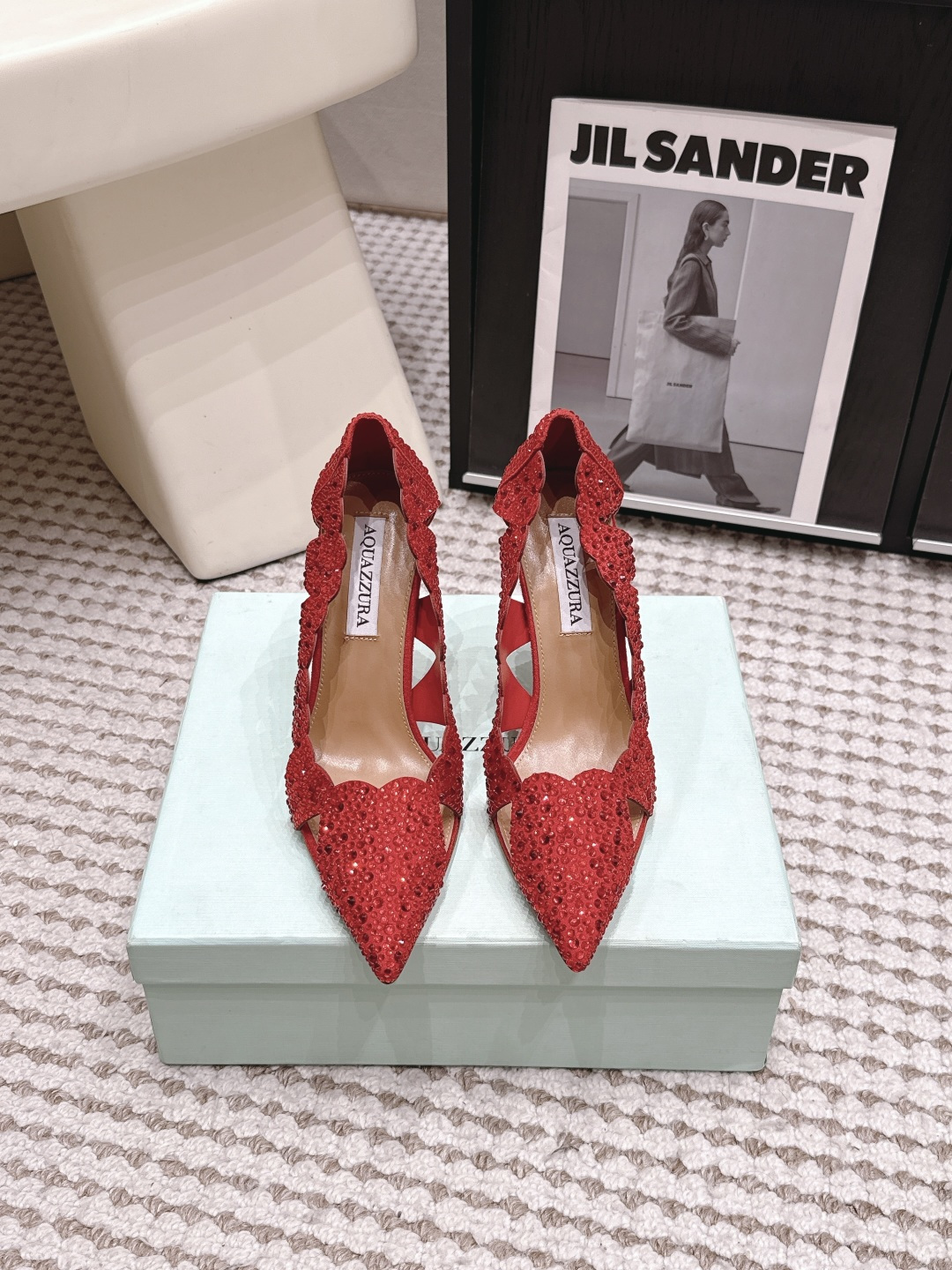 NO:814541,Purchasing-grade Aquazzura pineapple full-diamond high-heeled shoes with pointed toes. Italian luxury brand Aquazzura's black full-diamond high-heeled shoes with pointed toe design and hollow details are elegant and refined. The uppers are covered with black rhinestones, sparkling and eye-catching, suitable for formal occasions such as dinners and parties. The high-heeled shoes are about 8-10cm, elongating the leg line, comfortable and elegant. Aquazzura is famous for its handcraftsmanship and luxurious details. This high-heeled shoe is the perfect combination of fashion and quality. Size 35-39 (40.41 custom-made, non-refundable), high-heeled shoes, high heels19860909代购级 Aquazzura菠萝满钻高跟鞋尖头单鞋 意大利奢侈品牌Aquazzura的黑色满钻高跟鞋,尖头设计+镂空细节,优雅又精致.鞋面满铺黑色水钻,闪耀吸睛,适合晚宴、派对等正式场合穿搭 高跟约8-10cm,拉长腿部线条,舒适又显气质.Aquazzura以手工工艺和奢华细节著称,这款高跟鞋是时尚与品质的完美结合 Size 35-39（40.41定做不退换）,高跟鞋单鞋,high heels,Women's Shoes