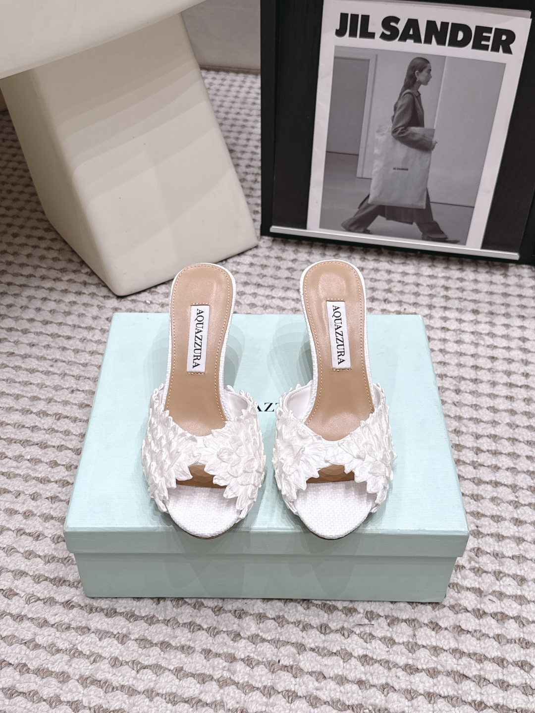 Женские мюли Aquazzura белые с декором из цветов
