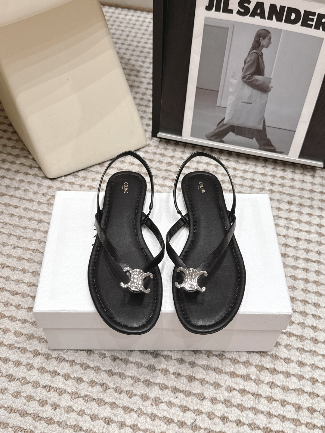 NO:814591,Purchasing agent CELIN*·26s new spring and summer minimalist design logo thong sandals  The temperament of this pair of flip-flops is like a person reading a novel alone on a bench in the garden of the Palais Royal in Paris for an afternoon, wearing a white cotton shirt dress without any decoration, and only wearing these minimalist flip-flops on his feet. The toes are widely spread, and the instep is nakedly exposed to the setting sun in the afternoon. The structure of the flip-flop is born with a certain kind of undefended frankness - spread the toes, expose the arch of the foot, and return the entire sole to the air and the stone road. Material cowhide, lining cow lining  Outsole Imported from Italy, genuine leather outsole, shoe size 35-39/40.41, customized, non-returnable, split-toe shoes, celine, sandals, skirts, shirts, cowhide, Leather soles19860909代购级 CELIN*·26s 春夏新款 极简设计logo夹趾凉鞋 这双夹趾凉鞋的气质,像一个在巴黎皇宫花园的长椅上独自读了一下午小说,穿着一件没有任何装饰的白色棉质衬衫裙,脚上只有这双极简的夹趾凉鞋,脚趾大大方方地张开,脚背赤裸地暴露在午后的斜阳里.夹趾的结构天生带着某种不设防的坦诚——把脚趾分开,把足弓露出来,把整个脚掌交还给空气与石板路. 材质牛皮 内里牛里 大底意大利进口真皮大底 鞋码35-39/40.41定制不退换,分趾鞋,celine,sandals,skirts,shirts,cowhide,Leather soles,Women's Shoes