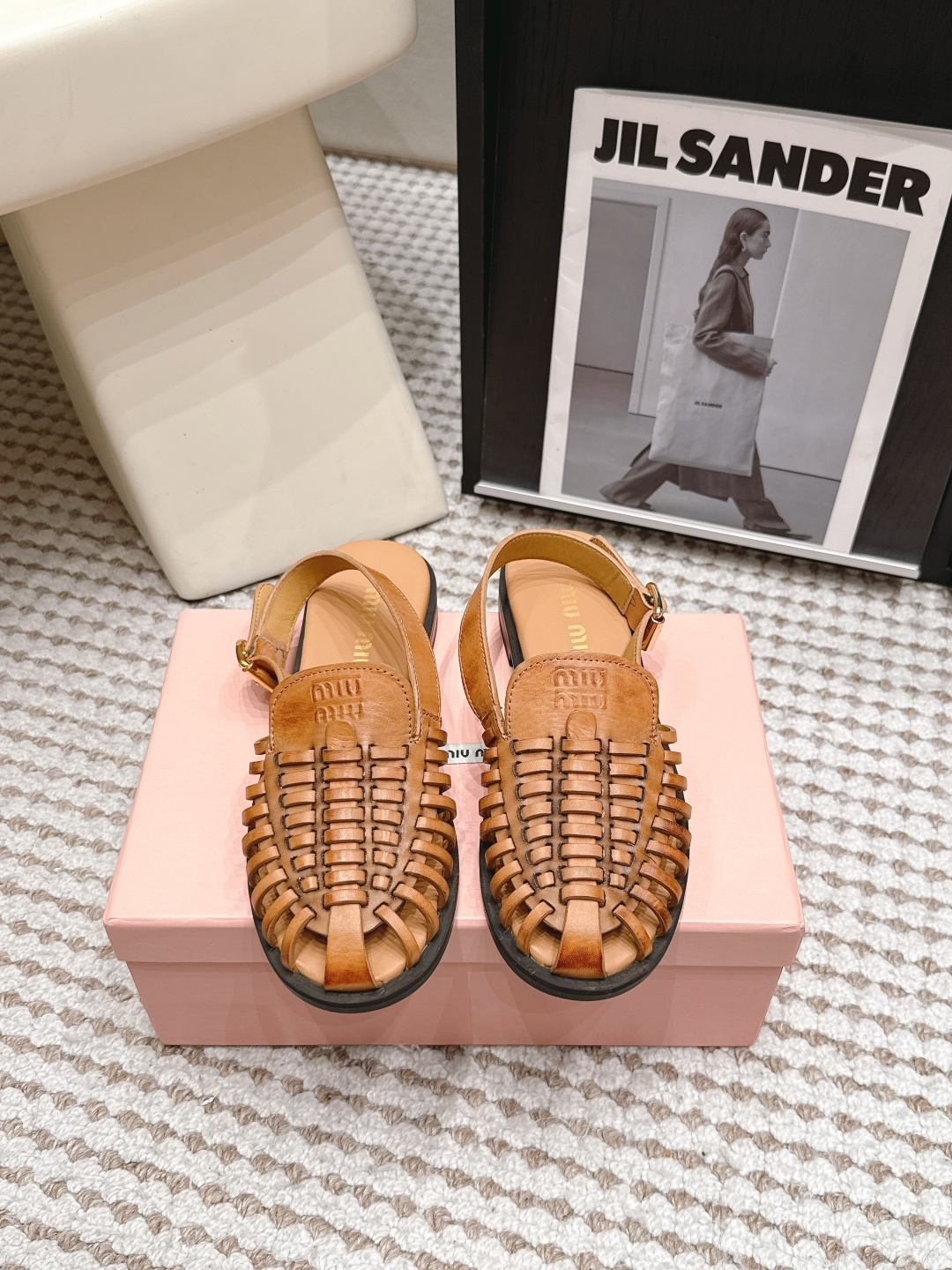 NO:814586,Purchasing agent MiuMi*·26s spring and summer new style retro design Roman woven flat sandals  The temperament of this pair of sandals is like an old photo that was forgotten in the deepest part of the grandmother's cloakroom drawer - the girl in the photo is wearing a floral dress and a pair of woven leather sandals, standing under the lemon tree on the Amalfi Coast. The sun shines through the leaves and casts mottled light and shadow on her instep. The edges of the photo have turned yellow, but the woven pattern of the sandals is still as clear as if it had just been woven yesterday. Material Sheepskin lining Sheep lining Outsole Imported genuine leather outsole from Italy  Shoe sizes 35-39/40 are customized and non-refundable, sandals, miumiu, sandals, skirts, sheepskin, Leather soles, hats19860909代购级 MiuMi*·26s 春夏新款 复古设计罗马编织平底凉鞋 这双凉鞋的气质,像一张被遗忘在祖母衣帽间抽屉最深处的旧照片——照片上的少女穿着一条碎花长裙,脚上是一双编织皮凉鞋,站在阿马尔菲海岸的柠檬树下,阳光穿过叶隙在她脚背上投下斑驳的光影.照片的边缘已经泛黄,但那双凉鞋的编织纹路,依然清晰得像昨天才刚刚编好. 材质羊皮 内里羊里 大底意大利进口真皮大底 鞋码35-39/40定制不退换,凉鞋,miumiu,sandals,skirts,sheepskin,Leather soles,hats,Women's Shoes