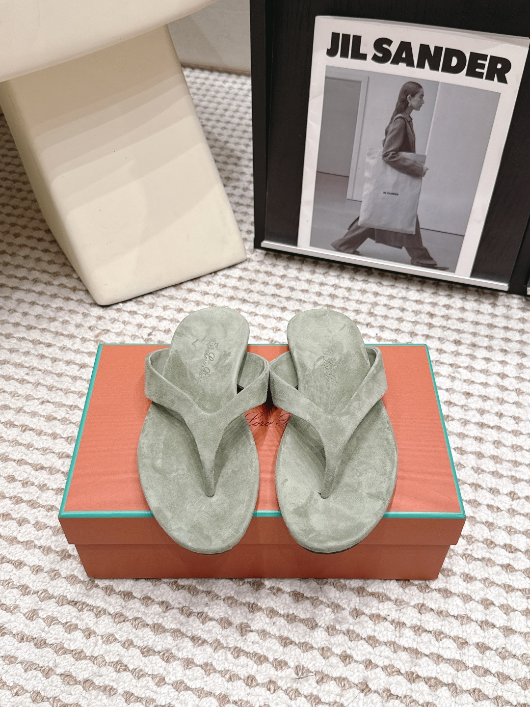 NO:814581,Purchasing agent loro Pian*·26s spring and summer new style minimalist design suede flat bottom flip flops  The beauty of this pair of slippers belongs to the beauty of 'minus'. There are no metal buckles, no stitching decorations, and no unnecessary cuts and cuts - the designer has discarded everything that can be discarded, leaving only two strips of leather that gently meet on the instep, like the most restrained stroke in calligraphy.  When folding horizontally, all the strength lies in the blank space. This kind of minimalism is not cold, because the material itself speaks for itself. The surface has a matte velvet feel that can only be found in top-grade leather. When light falls on it, it will not bounce off, but will be eaten gently, turning into a layer of furry warmth.  Material Yangjing lining Yangjing lining Outsole Italian imported genuine leather outsole Shoe size 35-39/40.41 Customized non-returnable, split-toe shoes, loro piana, slippers, sheep, Leather soles19860909代购级 loro Pian*·26s 春夏新款 极简设计绒面平底夹趾拖 这双拖鞋的美,属于“减去”的美.没有金属扣,没有缝线装饰,没有多余的一刀一剪——设计师把能舍弃的都舍弃了,只留下两道皮革在脚背上轻轻交汇,像书法里最克制的一笔横折,力道全在留白里.这种极简不冷淡,因为材质本身在说话羊京面泛着那种只有顶级皮料才有的哑光绒感,光线落在上面不会弹开,而是被温柔地吃掉,化作一层毛茸茸的暖晕. 材质羊京 内里羊京内里 大底意大利进口真皮大底 鞋码35-39/40.41定制不退换,分趾鞋,loro piana,slippers,sheep,Leather soles,Women's Shoes