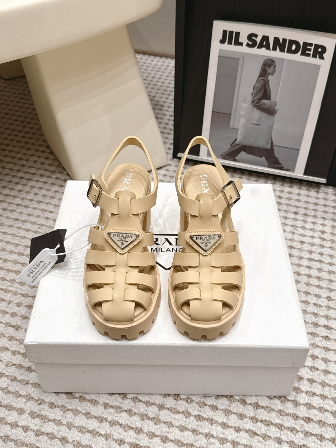 NO:814597,Purchasing agent PRAD*·26s spring and summer new thick-soled high-heeled Roman sandals  The temperament of this pair of sandals is like that of a modern female architect walking between glass curtain walls and concrete columns. Every step she steps on has a determined echo that can only be found on the stone pavement of ancient Roman forums. They are not the kind of sandals that are slender, charming, and need to be carefully taken care of - they are Roman sandals, with muscles and structure, and many feet across the instep.  The wide belt is like a miniature building with the dome removed, exposing all the integrity of the structure. The thick soles involuntarily lift the body shape, but unlike high heels that require tightening the calves to maintain balance - they are flat, stable, and a compacted cloud, lifting the wearer to a height where he can overlook daily life.  Material Foam lining Sheep lining Outsole Rubber outsole Shoe size 35-39/40 41 Customized non-returnable, sandals, prada, sandals, high heels19860909代购级 PRAD*·26s 春夏新款 厚底高跟罗马凉鞋 这双凉鞋的气质,像一位现代女建筑师穿着穿行于玻璃幕墙和混凝土立柱之间,每一步都踩出了古罗马广场石板路上才有的笃定回响.不是纤细的、娇媚的、需要被小心伺候的那种凉鞋——是罗马凉鞋,有筋骨,有结构,有横跨脚背的多道宽皮带,像一座被拆掉了穹顶的微型建筑,把构造的诚实全部暴露在外.厚底不由分说地把身形托高了,却不像高跟鞋那样需要紧绷着小腿去维持平衡——是平的,是稳的,是一整块被压实的云,把穿着者举到刚好可以俯瞰日常的高度. 材质发泡 内里羊里 大底橡胶大底 鞋码35-39/40 41定制不退换,凉鞋,prada,sandals,high heels,Women's Shoes