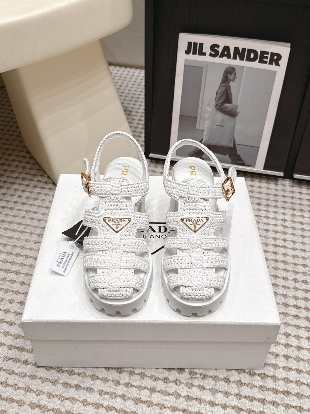 NO:814575,Purchasing agent level PRAD*·26s new spring and summer thick-soled braided high-heeled Roman sandals  The temperament of this pair of sandals is like that of a modern female architect walking between glass curtain walls and concrete columns. Every step she steps on has a determined echo that can only be found on the stone pavement of ancient Roman forums. They are not the kind of sandals that are slender, charming, and need to be carefully taken care of - they are Roman sandals, with muscles and structure, and many feet across the instep.  The wide belt is like a miniature building with the dome removed, exposing all the integrity of the structure. The thick soles involuntarily lift the body shape, but unlike high heels that require tightening the calves to maintain balance - they are flat, stable, and a compacted cloud, lifting the wearer to a height where he can overlook daily life.  Material Woven lining Sheep lining Outsole Rubber outsole Shoe size 35-39/40 41 Customized non-returnable, sandals, prada, sandals, high heels19860909代购级 PRAD*·26s 春夏新款 厚底编织高跟罗马凉鞋 这双凉鞋的气质,像一位现代女建筑师穿着穿行于玻璃幕墙和混凝土立柱之间,每一步都踩出了古罗马广场石板路上才有的笃定回响.不是纤细的、娇媚的、需要被小心伺候的那种凉鞋——是罗马凉鞋,有筋骨,有结构,有横跨脚背的多道宽皮带,像一座被拆掉了穹顶的微型建筑,把构造的诚实全部暴露在外.厚底不由分说地把身形托高了,却不像高跟鞋那样需要紧绷着小腿去维持平衡——是平的,是稳的,是一整块被压实的云,把穿着者举到刚好可以俯瞰日常的高度. 材质编织 内里羊里 大底橡胶大底 鞋码35-39/40 41定制不退换,凉鞋,prada,sandals,high heels,Women's Shoes