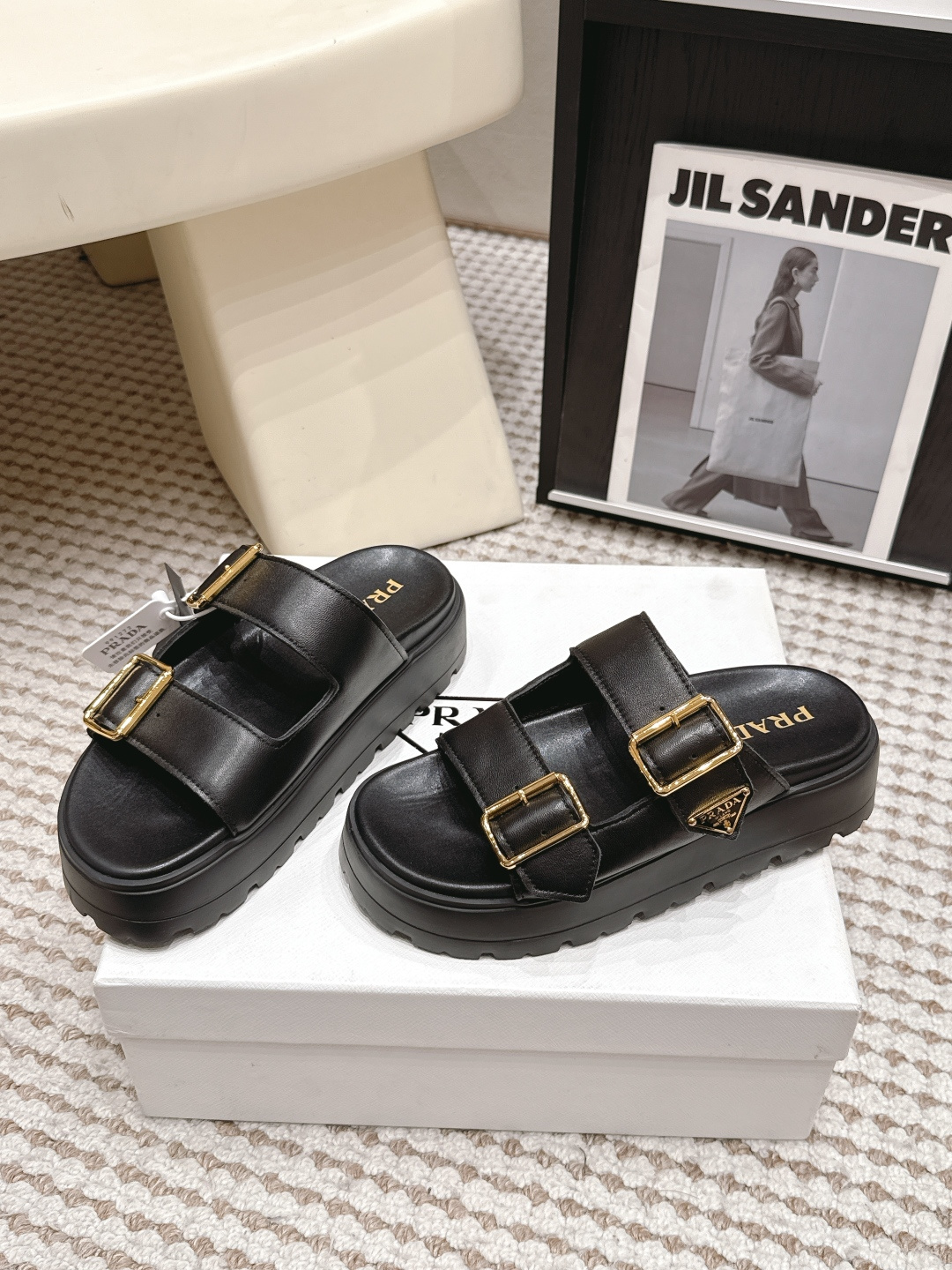 Женские босоножки на толстой подошве с пряжками Prada
