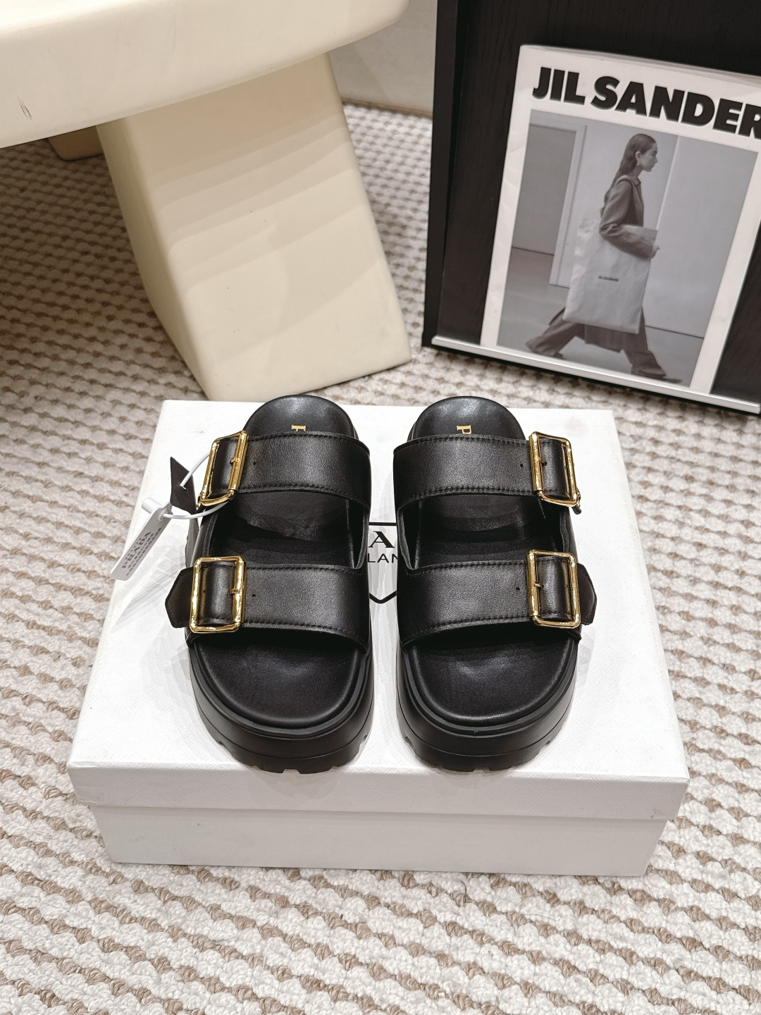 NO:814592,Purchasing agent PRAD*·26s spring and summer new style small thick sole double belt sandals  The temperament of this pair of sandals is like that of a woman drinking iced Americano on the top balcony of a Milan apartment, overlooking the hustle and bustle of the canal area downstairs. However, she is only wearing the simplest white shirt and khaki shorts, with this pair of sandals consisting of two horizontal and one vertical on her feet. Almost nothing is done - two  There are three straps, one across the base of the toes, one across the highest point of the instep, and all other parts are deleted. The bone lines of the toes, arches, and ankles are returned to the wearer without any obstruction. This magnanimity is not deliberate nudity, but a calmness that is too lazy to cover up.  Material: cow nubuck, sheep lining, outsole, rubber outsole, shoe size 35-39/40, 41 customization, non-returnable, slippers, prada, slippers, shorts, shirts19860909代购级 PRAD*·26s 春夏新款 小厚底双一带凉拖 这双凉拖的气质,像一位在米兰公寓顶层阳台上喝冰美式的女人,俯瞰着楼下运河区的喧嚣,却只穿着最简单的白衬衫和卡其短裤,脚上趿着这双只由两横一竖构成的凉拖.几乎什么都没做——两条皮带,一条横过脚趾根部,一条横过脚背最高处,所有其余的部分全部删去.脚趾、足弓、脚踝的骨骼线条被毫无遮挡地交还给穿着者自己,这种坦荡不是刻意的裸露,而是一种懒得遮掩的从容. 材质牛磨砂 内里羊里 大底橡胶大底 鞋码35-39/40 41定制不退换,拖鞋,prada,slippers,shorts,shirts,Women's Shoes