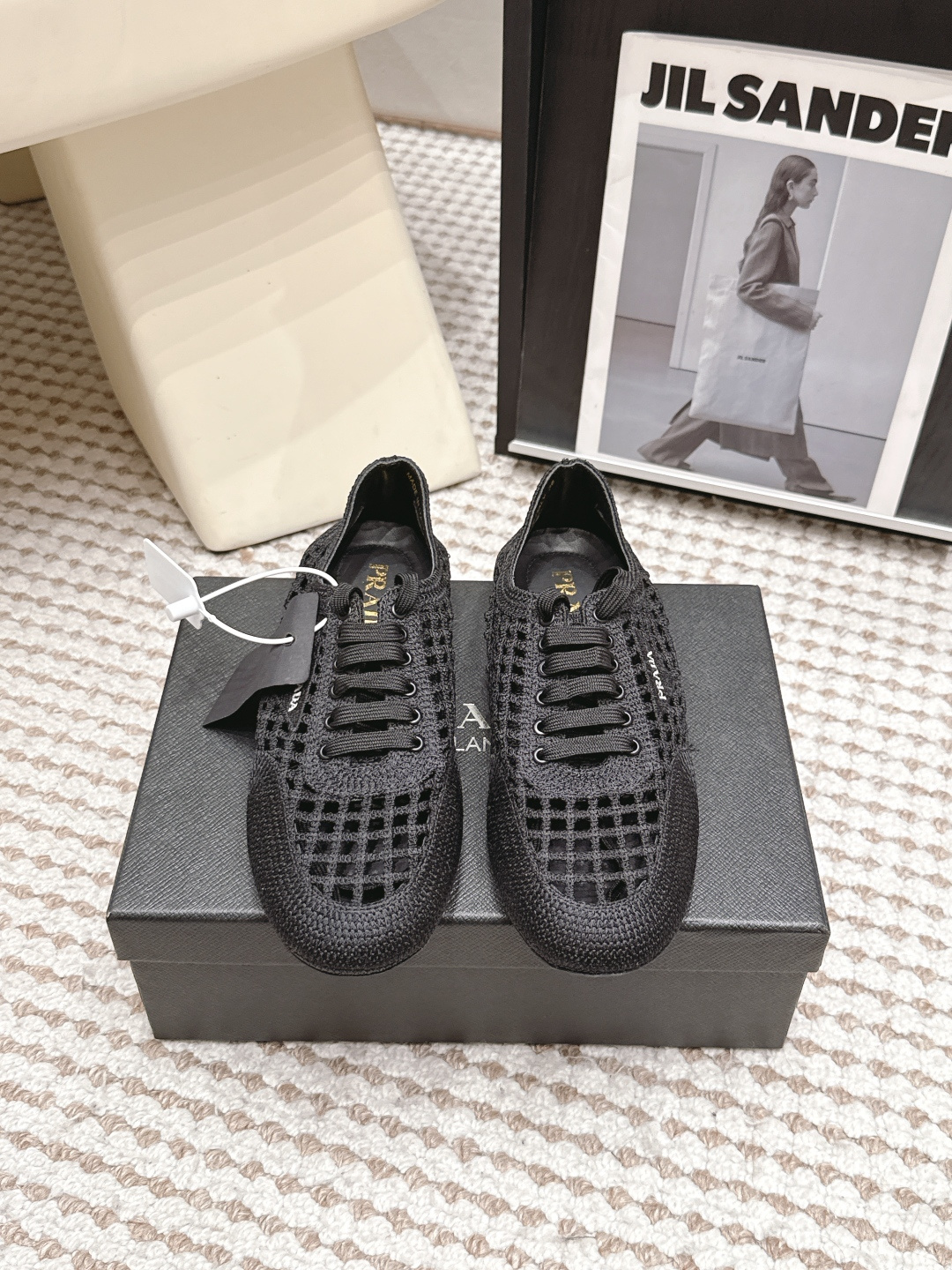 NO:814587,Purchasing agent PRAD*·26s spring and summer new round toe hollow woven casual shoes  The hollow woven upper is a leather net that redefines the density relationship. It is not a passive hole left after cutting the leather, but a blank space as the starting point of weaving from the beginning - the gap between the leather strips is as important as the leather strip itself. Like the passages of light and air between the blind blades, what is covered by the blades and what is released in the gaps, the two together are a complete window.  The outline of the round toe pulls the geometric feeling of the weaving in a gentle direction. At the toe, the direction of the leather strips gradually converges from the parallel arrangement in the middle part of the shoe body, converging on the rounded arc boundary, like several tributaries of a river approaching the mouth of the sea, each looking for the most natural path to merge into the same body of water. The round toe is not a compromise to the weaving, but the final destination of the weaving - all the lines come here, agreeing to end with a gentle arc. Material cowhide, lining sheep  Outsole Rubber outsole Outsole 35-39/40 41 Customized non-returnable, casual shoes/sports shoes, prada, sneakers, cowhide19860909代购级 PRAD*·26s 春夏新款 圆头镂空编织休闲鞋 镂空编织的鞋面,是一张被重新定义了疏密关系的皮网.不是将皮革切开后被动留下的空洞,而是从一开始就以留白作为编织的起点——皮条与皮条之间的空隙,与皮条本身同等重要.像百叶窗叶片之间的那些光与空气的通道,叶片遮住了什么,间隙又放行了什么,两者合在一起,才是一扇完整的窗. 圆头的轮廓将编织的几何感往温和的方向拉了一把.鞋头处,皮条的走向从鞋身中段的平行排列逐渐收束,汇聚于圆润的弧线边界,像河流接近入海口时分出的数道支流,各自寻找着最自然的路径汇入同一片水域.圆头不是对编织的妥协,而是编织最终的归宿——所有的线条走到这里,都同意以一道温柔的弧线作为句点. 材质牛皮 内里羊里 大底橡胶大底 大底35-39/40 41定制不退换,休闲鞋/运动鞋,prada,sneakers,cowhide,Women's Shoes