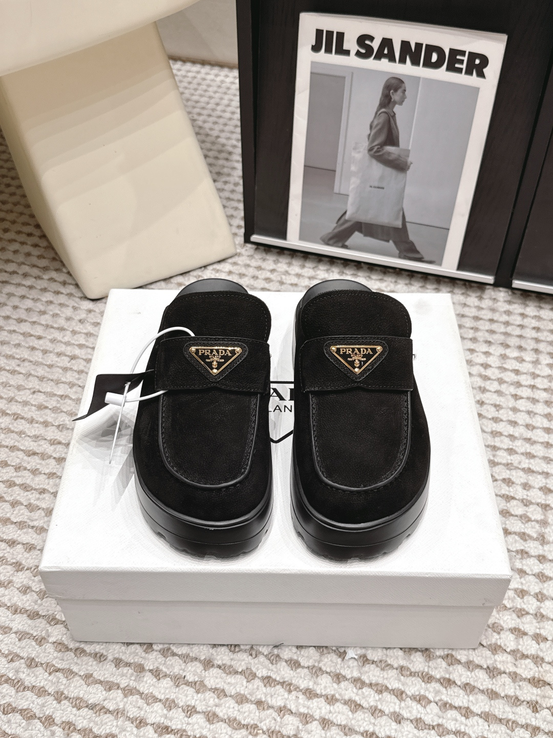 NO:814576,Purchasing agent PRAD*·26s spring and summer new style small thick-soled cowhide toe mop  The toe box is closed, full and straight, and the toes are properly wrapped in a precise arc, like a miniature modernist dome, guarding the last respectability about whether the toes should be exposed. But from the arch back, the structure suddenly opens up - the heel and Achilles tendon lines are unobstructed and handed back to the air and sunlight, like a sentence suddenly stopped in the middle, leaving the reader to complete the second half. Material: cow nubuck, lining, sheep lining, outsole, rubber outsole  Shoe size 35-39/40 41 customized, non-returnable, half drag, prada, cowhide19860909代购级 PRAD*·26s 春夏新款 小厚底牛皮包头拖 鞋头是封闭的,饱满而挺括,把脚趾妥帖地包裹在一个精确的弧度之内,像一座微型的现代主义穹顶,守护着关于脚趾该不该露出的最后一道体面.可从足弓往后,结构骤然敞开——脚后跟和跟腱线条被毫无遮蔽地交还给空气与阳光,像一句话说了一半突然停住,把后半句留给读者自己去完成. 材质牛磨砂 内里羊里 大底橡胶大底 鞋码35-39/40 41定制不退换,半拖,prada,cowhide,Women's Shoes