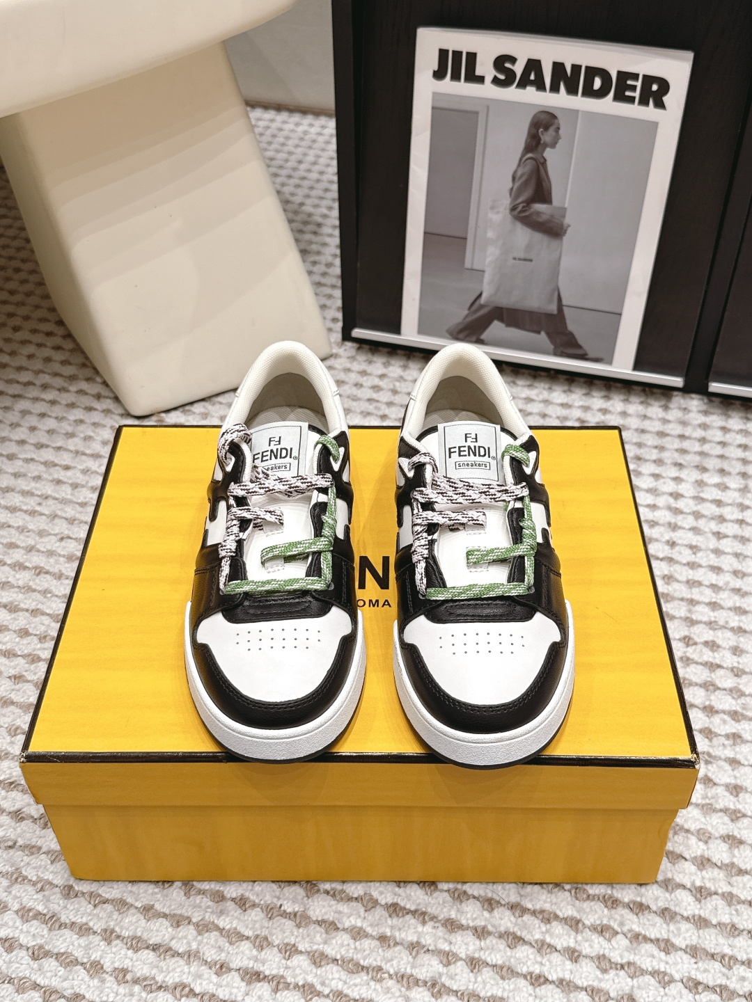 NO:814558,Purchasing agent grade men's 10 FEND*·26s spring and summer new logo founder design casual shoes  The temperament of this pair of casual shoes is like rushing out to buy a freshly baked focaccia on a weekend morning - the sun has just climbed to the roof, and the stone road is still slightly cool from last night. She only wears these shoes with a cashmere cardigan and a pair of white jeans, but it makes people feel that she knows how to spend a perfect Sunday better than anyone else. Fendi's most sincere answer to the matter of casual shoes is not to exaggerate or make noise, but to use all its skills to make the wearer forget that he is wearing a pair of shoes.  Material: cowhide, sheep lining, outsole, tpu outsole, shoe size 35-39/40, 41 customization, men's size 39-44/45, customization, non-returnable, casual shoes/sports shoes, fendi, sneakers, jeans, cowhide19860909代购级 男10 FEND*·26s 春夏新款 logo方正设计休闲鞋 这双休闲鞋的气质,像在周末清晨趿着走出门去买一份刚出炉的佛卡夏面包——阳光刚爬上屋顶,石板路还带着昨夜的微凉,她只用这双鞋配一件羊绒开衫和一条白色牛仔裤,却让人觉得她比任何人都更懂如何度过一个完美的星期天.是Fendi在休闲鞋这件事上最真诚的回答不夸大,不喧哗,把所有的功力都用在让穿着者忘记自己穿着一双鞋上. 材质牛皮 内里羊里 大底tpu大底 鞋码35-39/40 41定制 男码39-44/45定制不退换,休闲鞋/运动鞋,fendi,sneakers,jeans,cowhide,Women's Shoes