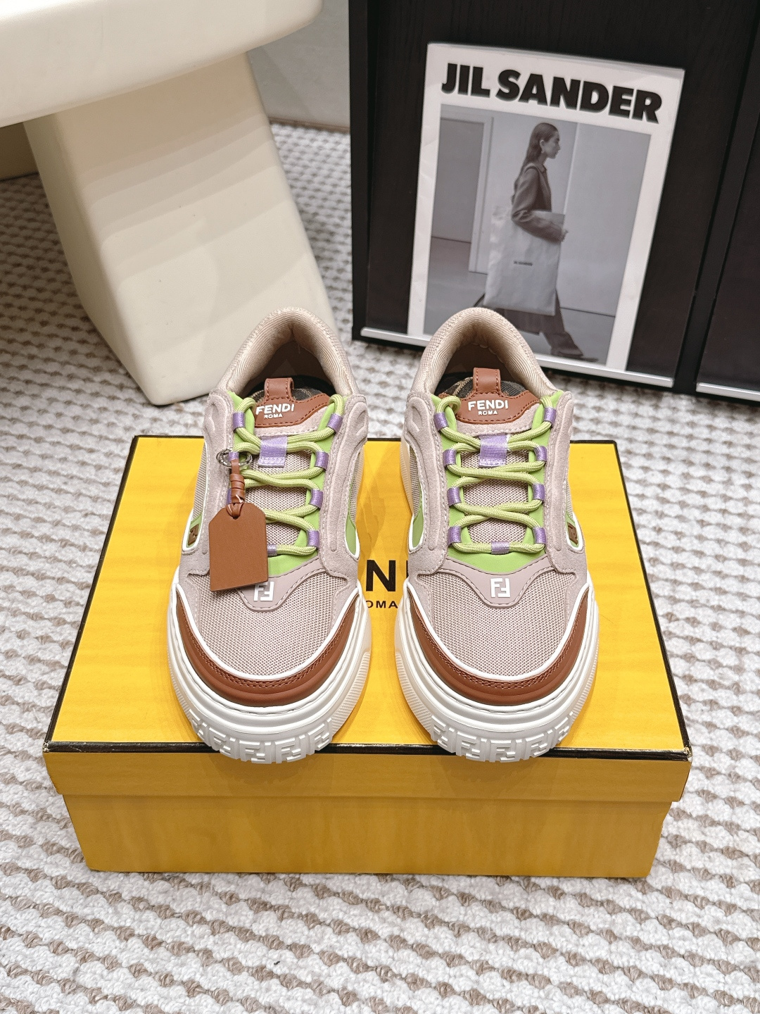 NO:814564,Purchasing agent Fend*·26s new spring and summer rubber outsole casual splicing sports shoes  The temperament of this pair of sneakers is like that of a young painter who stayed at the Villa Medici in Rome. He jogged along the Spanish Steps in the early morning. After running five kilometers, he sat down on the steps, took out his sketchbook, and wrote down all the colors that had appeared on the skyline at sunrise—grey pink, mist blue, smoke brown, and ivory—one stroke at a time.  The color matching is written on the upper of the shoe. The color matching is not a flamboyant color contrast, but a soft dialogue between adjacent tones. The main body of the shoe is a darkened pink gray, like the sky that has not fully awakened in the first minute of the morning sun; the splicing part of the toe transitions into a touch of mist blue, like the layers of distant mountains receding in the mist;  Material: electric embroidery, sheep lining on the inside, foam outsole, shoe size 39-44/45, customized, non-returnable, casual shoes/sports shoes, fendi, sneakers19860909代购级 Fend*·26s 春夏新款 橡胶大底休闲拼接运动鞋 这双运动鞋的气质,像一位在罗马美第奇别墅驻留的青年画家,清晨沿着西班牙阶梯慢跑,跑完五公里后在台阶上坐下来,掏出速写本,把刚刚日出时天际线上出现过的所有颜色——灰粉、雾蓝、烟棕、象牙白——一笔一笔地记录在了鞋面上.拼色不是张扬的撞色对抗,而是相邻色调之间的轻声对话鞋身主体是一块被调暗了的粉灰,像晨曦第一分钟还没有完全苏醒的天色；鞋头拼接部分过渡成一抹雾蓝,像远处山峦在薄雾里退去的层次； 材质电绣 内里羊里 大底发泡大底 鞋码39-44/45定制不退换,休闲鞋/运动鞋,fendi,sneakers,Women's Shoes