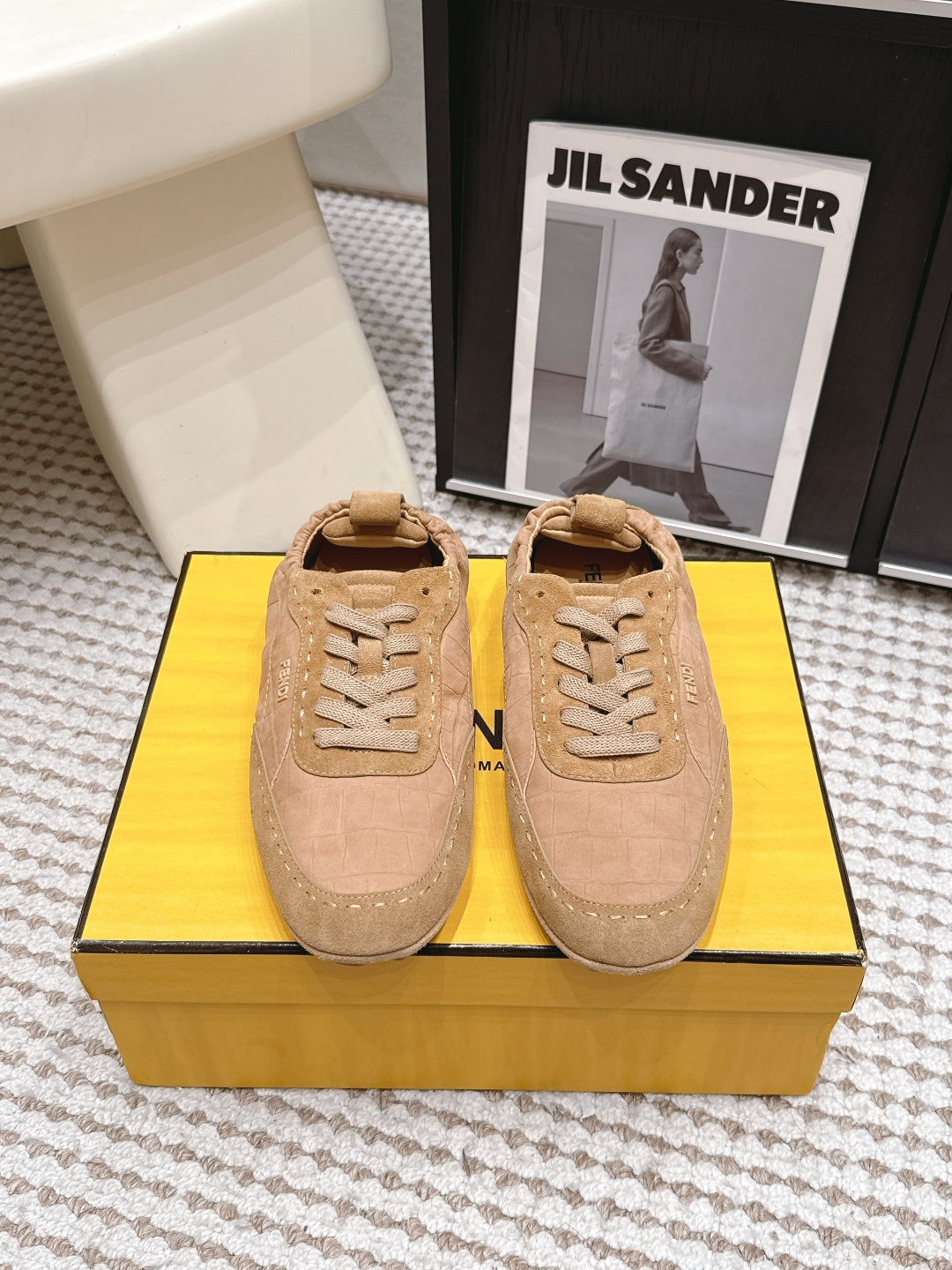 NO:814570,Purchasing agent grade cowhide FEND*·26s spring and summer new style soft ballet sneakers with stitching design  The temperament of this pair of shoes is like that of a girl who has been dancing in the rehearsal hall of the Opera House and Ballet Company for ten years. One morning she decides to use the rhythm of sports shoes to dance again the changes engraved in the muscle memory. The toe retains the purest soul of ballet shoes - round, docile, and slightly upturned, like a toe that is stretched and then gently relaxed. The body of the shoe is the silhouette of a sports shoe, full but not bulky, and the arc of the shoe opening is cut to the right height against the ankle.  Material: cow suede, sheep lining, outsole, rubber outsole, shoe size 39-44/45, customized, non-returnable, casual shoes/sports shoes, fendi, sneakers, cowhide19860909代购级 牛皮 FEND*·26s 春夏新款 缝线设计柔软芭蕾运动鞋 这双鞋的气质,像一个在歌剧院芭蕾舞团排练厅里跳了十年舞的女孩,某天清晨决定用运动鞋的节奏,重新跳一遍那些刻在肌肉记忆里的变奏.鞋头保留了芭蕾鞋最纯粹的灵魂——圆润、温顺、微微上翘,像一只被绷直后又轻轻放松的足尖.鞋身却是运动鞋的廓形,饱满但不笨重,鞋口贴着脚踝的弧度被裁到恰到好处的高度. 材质牛反绒 内里羊里 大底橡胶大底 鞋码39-44/45定制不退换,休闲鞋/运动鞋,fendi,sneakers,cowhide,Women's Shoes