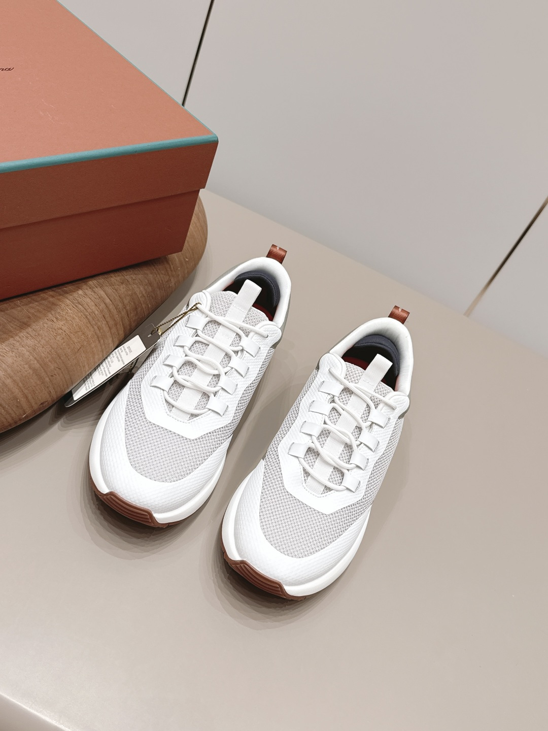 NO:872446,: Men's 'Exclusive Top Version' Lor*Pian*26 vs new spring and summer men's casual shoes series... [Men's color-blocked casual shoes] - Italian high-end brand Loro Piana was founded on April 24, 194. It is Italy's top luxury brand, starting from cashmere. It comes from Italy and pursues quality and craftsmanship, integrating innovative technology and Italian traditional style. This brand has always been very low-key, but it should be regarded as a dad-level existence in luxury goods!  Fabric: Original customized fabric/gluing process Lining: Original customized breathable fabric Foot: Original customized injection molding Outsole: Original open-molded TPU molded bottom Size: 40-44 (39.45.46. Customized non-refundable) Packaging: Fully upgraded packaging Color: Official website updated simultaneously, casual shoes/sports shoes, loro piana, sneakers19860909: 男款《独家顶级版本》 Lor*Pian*26vs春夏新款男款休闲鞋系列……【男士拼色休闲鞋】 ——意大利高级品牌Loro Piana创立于194月24日,是意大利顶级奢侈品牌,以羊绒起家, 来自意大利的它追求质量和手工,融创新技术与意大利传统风格为一体.这个牌子一直很低调,但是在奢侈品里应该也算是爸爸级的存在！ 面料: 原版定制织布/压胶工艺 内里: 原版定制透气织布 垫脚: 原版定制注塑成型 大底: 原版开模TPU成型底 码数: 40-44（39.45.46.定制不退换） 包装:全面升级包装 颜色:官网同步更新,休闲鞋/运动鞋,loro piana,sneakers,Women's Shoes