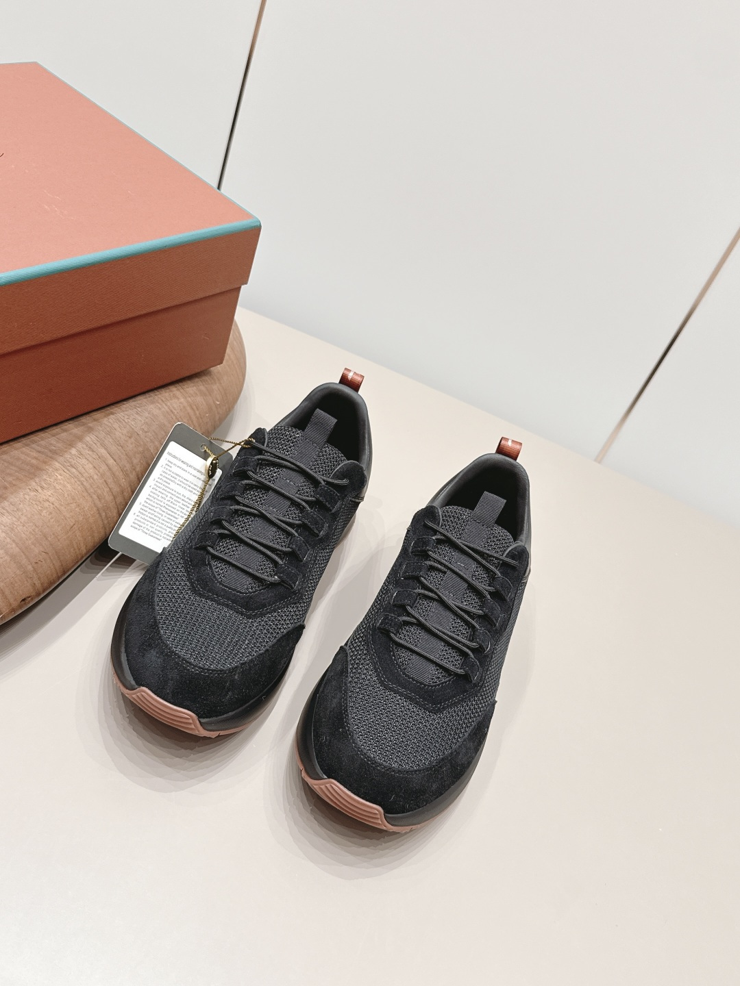 NO:872453,: Men's 'Exclusive Top Version' Lor*Pian*26 vs new spring and summer men's casual shoes series... [Men's color-blocked casual shoes] - Italian high-end brand Loro Piana was founded on April 24, 194. It is Italy's top luxury brand, starting from cashmere. It comes from Italy and pursues quality and craftsmanship, integrating innovative technology and Italian traditional style. This brand has always been very low-key, but it should be regarded as a dad-level existence in luxury goods!  Fabric: Original customized cowhide/woven fabric Lining: Original customized breathable woven fabric Foot: Original customized injection molding Outsole: Original open-molded TPU molded bottom Size: 40-44 (39.45.46. Customized non-refundable) Packaging: Fully upgraded packaging Color: Official website updated simultaneously, casual shoes/sports shoes, loro piana, sneakers19860909: 男款《独家顶级版本》 Lor*Pian*26vs春夏新款男款休闲鞋系列……【男士拼色休闲鞋】 ——意大利高级品牌Loro Piana创立于194月24日,是意大利顶级奢侈品牌,以羊绒起家, 来自意大利的它追求质量和手工,融创新技术与意大利传统风格为一体.这个牌子一直很低调,但是在奢侈品里应该也算是爸爸级的存在！ 面料: 原版定制牛猄/织布 内里: 原版定制透气织布 垫脚: 原版定制注塑成型 大底: 原版开模TPU成型底 码数: 40-44（39.45.46.定制不退换） 包装:全面升级包装 颜色:官网同步更新,休闲鞋/运动鞋,loro piana,sneakers,Women's Shoes