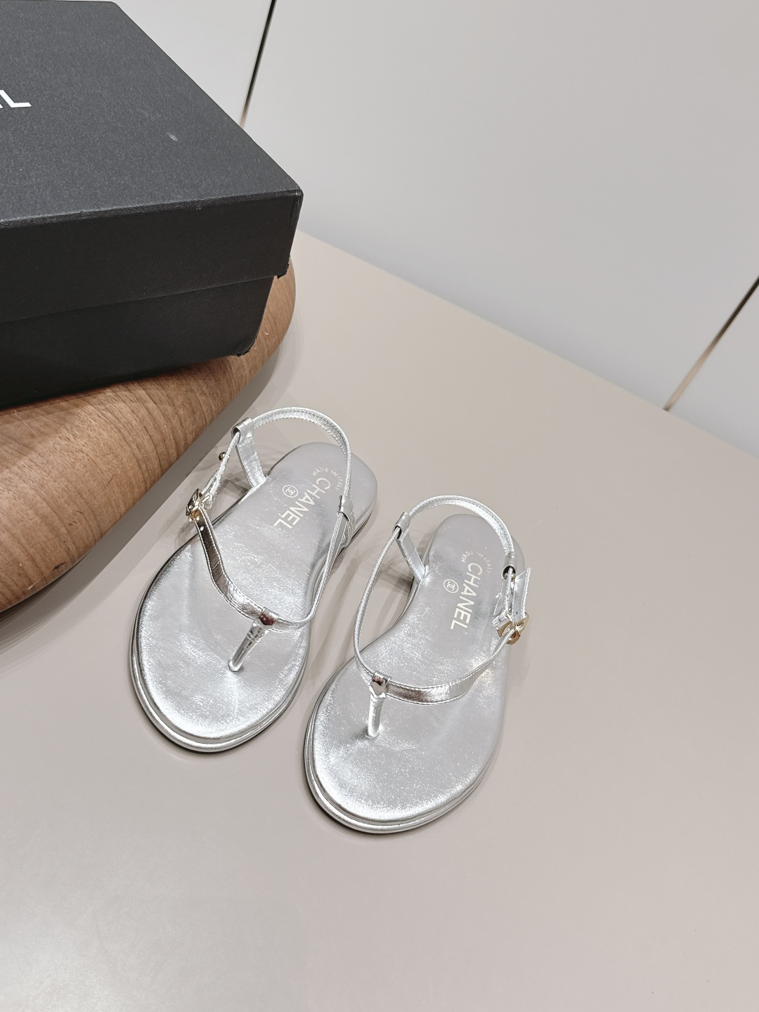 NO:872420,: 'Exclusive top version' CHANE*L Xiaoxiang 2026 vs early spring counter fashion sandals series... [Round-toe thong flat sandals] Ms. Chanel loves simplicity and irresistibility. The combination shows a unique dressing style, free mix and match to shine in place and follow the fashionable pace of Grandma Jinxiang!  !  !  The top-notch craftsmanship and texture are perfectly presented. No matter any details, you can compare them with the counters. You can enter and exit the counters at will with the best quality products!  !  Fabric: Original customized sheepskin Lining: Original customized sheepskin Foot pads: Original customized sheepskin Outsole: Original customized wear-resistant combination sole Heel height: 0.8cm Size: 35-39 (40.41. Customization is non-refundable) Packaging: Original full set of packaging Color: Official website updated simultaneously, split-toe shoes, chanel, chanel, sandals, sheepskin19860909: 《独家顶级版本》  CHANE*L小香2026vs早春专柜时装凉鞋系列……【圆头夹趾平底凉鞋】  香奈儿女士钟爱简约又难以抗拒系 搭配展现与众不同的穿搭风格、自由混搭闪耀到位跟紧香奶奶时尚步伐！！！ 顶级工艺质感完美呈现,无论任何细节均可对比专柜,最好级别的顶级货,随意进出专柜！！ 面料: 原版定制羊皮 内里: 原版定制羊皮 垫脚: 原版定制羊皮 大底: 原版定制耐磨组合底 跟高: 0.8cm 码数: 35-39（40.41.定制不退换） 包装: 原版全套包装 颜色: 官网同步更新,分趾鞋,chanel,chanel,sandals,sheepskin,Women's Shoes