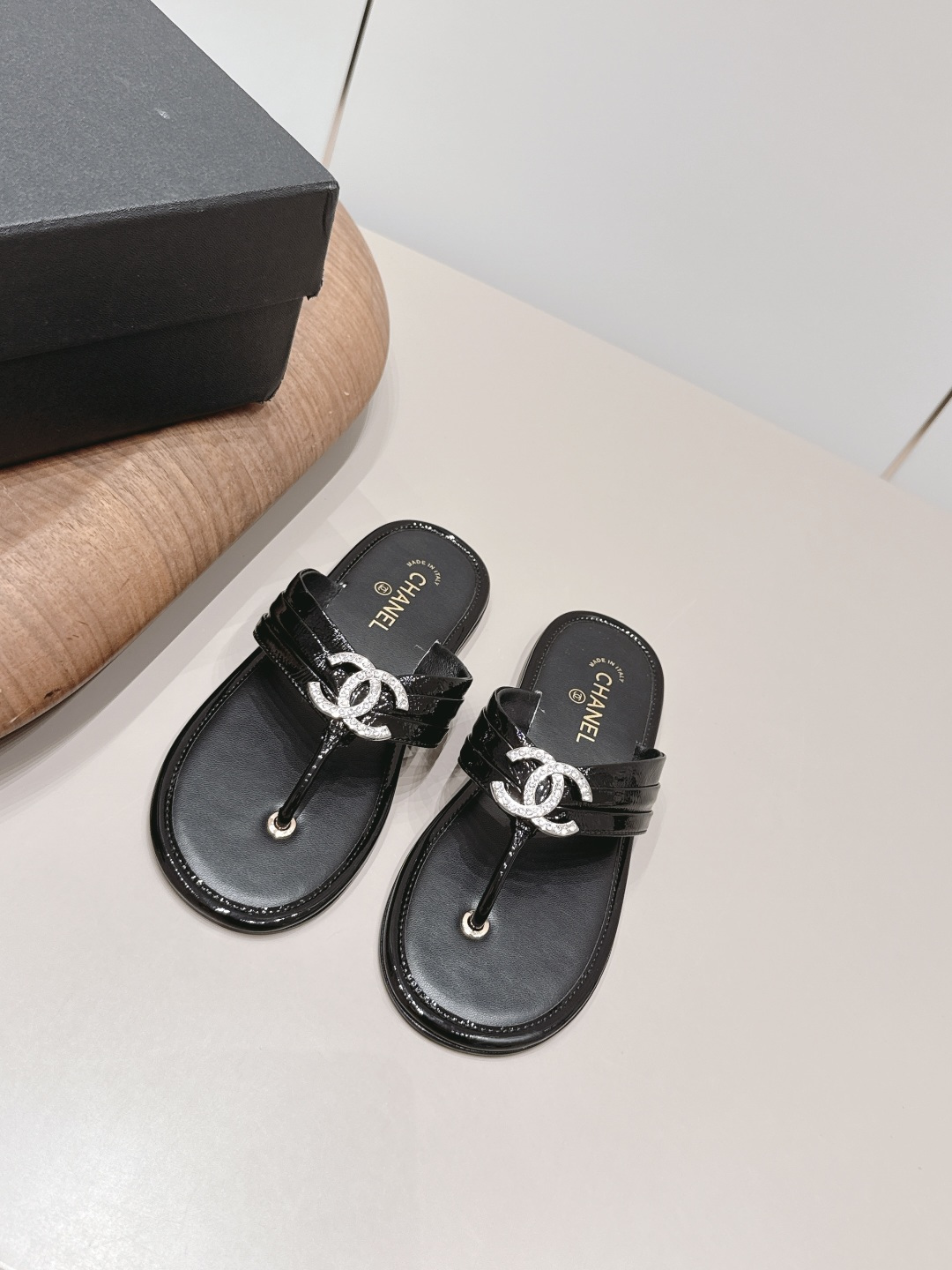NO:872381,: 'Exclusive top version' CHANE*L Xiaoxiang 2026 vs early spring counter fashion sandals series... [Round-toe thong diamond buckle sandals] Ms. Chanel loves simple and irresistible styles. The combination shows a unique dressing style, free mix and match to shine in place and follow the fashionable pace of Grandma Jinxiang!  !  !  The top-notch craftsmanship and texture are perfectly presented. No matter any details, you can compare them with the counters. You can enter and exit the counters at will with the best quality products!  !  Fabric: Original customized patent leather/drilled buckle process Lining: Original customized sheepskin Foot pads: Original customized sheepskin Outsole: Original customized leather outsole Heel height: 0.8cm Size: 35-39 (40.41. Customization is non-refundable) Packaging: Original full set of packaging Color: Official website updated simultaneously, split-toe shoes, chanel, chanel, sandals, sheepskin, Leather soles19860909: 《独家顶级版本》  CHANE*L小香2026vs早春专柜时装凉鞋系列……【圆头夹趾钻扣凉拖】  香奈儿女士钟爱简约又难以抗拒系 搭配展现与众不同的穿搭风格、自由混搭闪耀到位跟紧香奶奶时尚步伐！！！ 顶级工艺质感完美呈现,无论任何细节均可对比专柜,最好级别的顶级货,随意进出专柜！！ 面料: 原版定制漆皮/钻扣工艺 内里: 原版定制羊皮 垫脚: 原版定制羊皮 大底: 原版定制真皮大底 跟高: 0.8cm 码数: 35-39（40.41.定制不退换） 包装: 原版全套包装 颜色: 官网同步更新,分趾鞋,chanel,chanel,sandals,sheepskin,Leather soles,Women's Shoes
