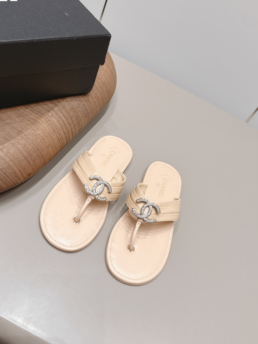 NO:872391,: 'Exclusive top version' CHANE*L Xiaoxiang 2026 vs early spring counter fashion sandals series... [Round-toe thong diamond buckle sandals] Ms. Chanel loves simple and irresistible styles. The combination shows a unique dressing style, free mix and match to shine in place and follow the fashionable pace of Grandma Jinxiang!  !  !  The top-notch craftsmanship and texture are perfectly presented. No matter any details, you can compare them with the counters. You can enter and exit the counters at will with the best quality products!  !  Fabric: Original customized sheepskin/drill buckle process Lining: Original customized sheepskin Foot pads: Original customized sheepskin Outsole: Original customized leather outsole Heel height: 0.8cm Size: 35-39 (40.41. Customization is non-refundable) Packaging: Original full set of packaging Color: Official website updated simultaneously, split-toe shoes, chanel, chanel, sandals, sheepskin, Leather soles19860909: 《独家顶级版本》  CHANE*L小香2026vs早春专柜时装凉鞋系列……【圆头夹趾钻扣凉拖】  香奈儿女士钟爱简约又难以抗拒系 搭配展现与众不同的穿搭风格、自由混搭闪耀到位跟紧香奶奶时尚步伐！！！ 顶级工艺质感完美呈现,无论任何细节均可对比专柜,最好级别的顶级货,随意进出专柜！！ 面料: 原版定制羊皮/钻扣工艺 内里: 原版定制羊皮 垫脚: 原版定制羊皮 大底: 原版定制真皮大底 跟高: 0.8cm 码数: 35-39（40.41.定制不退换） 包装: 原版全套包装 颜色: 官网同步更新,分趾鞋,chanel,chanel,sandals,sheepskin,Leather soles,Women's Shoes
