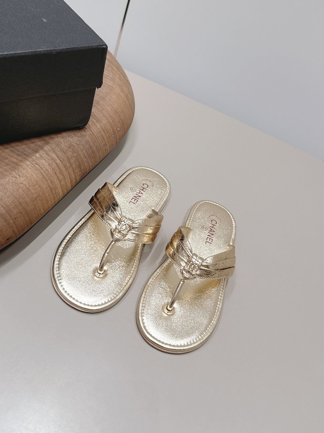 NO:872400,: 'Exclusive top version' CHANE*L Xiaoxiang 2026 vs early spring counter fashion sandals series... [Round-toe thong diamond buckle sandals] Ms. Chanel loves simple and irresistible styles. The combination shows a unique dressing style, free mix and match to shine in place and follow the fashionable pace of Grandma Jinxiang!  !  !  The top-notch craftsmanship and texture are perfectly presented. No matter any details, you can compare them with the counters. You can enter and exit the counters at will with the best quality products!  !  Fabric: Original customized sheepskin/wrinkled process Lining: Original customized sheepskin Foot pads: Original customized sheepskin Outsole: Original customized leather outsole Heel height: 0.8cm Size: 35-39 (40.41. Customization is non-refundable) Packaging: Original full set of packaging Color: Official website updated simultaneously, split-toe shoes, chanel, chanel, sandals, sheepskin, Leather soles19860909: 《独家顶级版本》  CHANE*L小香2026vs早春专柜时装凉鞋系列……【圆头夹趾钻扣凉拖】  香奈儿女士钟爱简约又难以抗拒系 搭配展现与众不同的穿搭风格、自由混搭闪耀到位跟紧香奶奶时尚步伐！！！ 顶级工艺质感完美呈现,无论任何细节均可对比专柜,最好级别的顶级货,随意进出专柜！！ 面料: 原版定制羊皮/折皱工艺 内里: 原版定制羊皮 垫脚: 原版定制羊皮 大底: 原版定制真皮大底 跟高: 0.8cm 码数: 35-39（40.41.定制不退换） 包装: 原版全套包装 颜色: 官网同步更新,分趾鞋,chanel,chanel,sandals,sheepskin,Leather soles,Women's Shoes