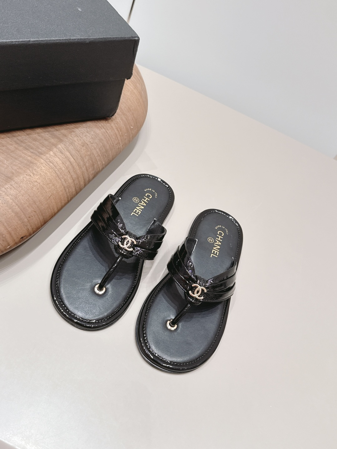 NO:872410,: 'Exclusive top version' CHANE*L Xiaoxiang 2026 vs early spring counter fashion sandals series... [Round-toe thong diamond buckle sandals] Ms. Chanel loves simple and irresistible styles. The combination shows a unique dressing style, free mix and match to shine in place and follow the fashionable pace of Grandma Jinxiang!  !  !  The top-notch craftsmanship and texture are perfectly presented. No matter any details, you can compare them with the counters. You can enter and exit the counters at will with the best quality products!  !  Fabric: Original customized patent leather/wrinkled process Lining: Original customized sheepskin Foot pads: Original customized sheepskin Outsole: Original customized leather outsole Heel height: 0.8cm Size: 35-39 (40.41. Customization is non-refundable) Packaging: Original full set of packaging Color: Official website updated simultaneously, split-toe shoes, chanel, chanel, sandals, sheepskin, Leather soles19860909: 《独家顶级版本》  CHANE*L小香2026vs早春专柜时装凉鞋系列……【圆头夹趾钻扣凉拖】  香奈儿女士钟爱简约又难以抗拒系 搭配展现与众不同的穿搭风格、自由混搭闪耀到位跟紧香奶奶时尚步伐！！！ 顶级工艺质感完美呈现,无论任何细节均可对比专柜,最好级别的顶级货,随意进出专柜！！ 面料: 原版定制漆皮/折皱工艺 内里: 原版定制羊皮 垫脚: 原版定制羊皮 大底: 原版定制真皮大底 跟高: 0.8cm 码数: 35-39（40.41.定制不退换） 包装: 原版全套包装 颜色: 官网同步更新,分趾鞋,chanel,chanel,sandals,sheepskin,Leather soles,Women's Shoes