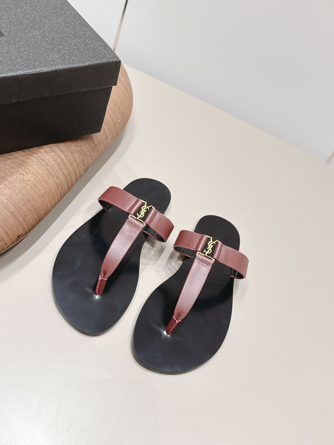NO:872383,: Couple 'Exclusive top version' SAIN*T LAUREN*T Saint Laurent* Lan 2026/vs new spring and summer couple sandals series!  [Couple's thong sandals] This pair of high-heeled sandals is definitely a dark horse player. It is very good-looking and is popular among Internet celebrity bloggers. It makes the hearts of goddesses especially this square-toe series. It is simply addictive. It is super beautiful~ It is super bright in any light. It is really sparkling and attractive. The toe adopts the original one-to-one customized round toe, showing the golden classic of the Yves Saint Laurent brand. Material: Original custom-made open-edge beaded cowhide fabric. Original custom-made sheepskin lining. Original custom-made sheepskin for feet.  Original custom-made leather outsole, sole thickness 0.8cm, size 36-44 (40-42 for women, 39.45 for men, customized), original full set of packaging, colors updated simultaneously on the official website, split-toe shoes and slippers, saint laurent, saint laurent, sandals, slippers, cowhide, sheepskin, Leather soles19860909: 情侣《独家顶级版本》 SAIN*T LAUREN*T圣罗*兰2026/vs春夏新品情侣凉鞋系列！【情侣夹趾凉拖】  这双高跟凉拖绝对是黑马选手 颜值超高 网红博主火爆追捧 特让女神们心动 特别是这种方头系列 简直是中毒的节奏 超美～ 随便一个光线都超级亮眼 真是闪闪惹人爱上鞋头采用原版一比一定制圆头,展现出圣罗兰品牌的金典  Go 材质 面料原版定制开边珠牛皮 内里原版定制羊皮 垫脚原版定制羊皮 鞋底原版定制真皮大底 底厚0.8cm 码数36-44（女40-42男39.45.定制） 包装原版全套包装 颜色官网同步更新,分趾鞋拖鞋,saint laurent,saint laurent,sandals,slippers,cowhide,sheepskin,Leather soles,Women's Shoes