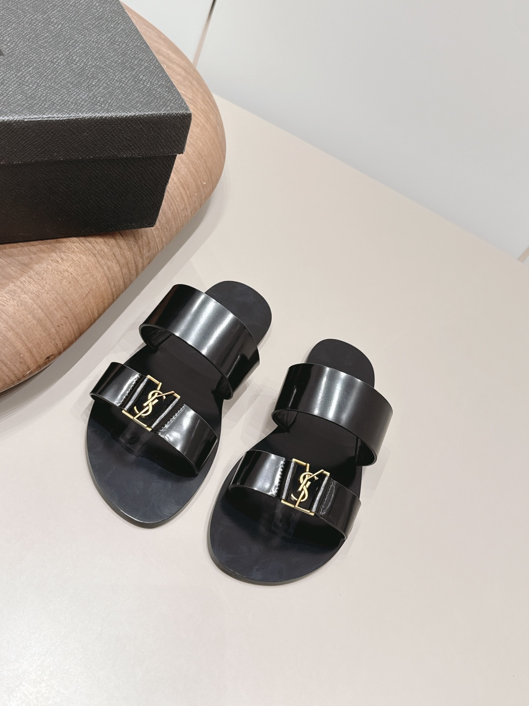 NO:872363,: Couple 'Exclusive top version' SAIN*T LAUREN*T Saint Laurent* Lan 2026/vs new spring and summer couple sandals series!  [Double Strap Sandals for Couples] This pair of high-heeled sandals is definitely a dark horse player. It is very good-looking and is very popular among Internet celebrity bloggers. It makes the goddesses excited. Especially this square toe series. It is simply addictive. It is super beautiful~ It is super bright in any light. It is really sparkling and attractive. The toe adopts the original one-to-one customized round toe, showing the golden classic of the Yves Saint Laurent brand. Material: Original custom-made open-edge beaded cowhide fabric. Original custom-made sheepskin lining. Original custom-made sheepskin for feet.  Original custom-made leather outsole, sole thickness 0.8cm, size 36-44 (40-42 for women, 39.45 for men, customized), original full set of packaging, colors updated simultaneously on the official website, split-toe shoes and slippers, saint laurent, saint laurent, sandals, slippers, cowhide, sheepskin, Leather soles19860909: 情侣《独家顶级版本》 SAIN*T LAUREN*T圣罗*兰2026/vs春夏新品情侣凉鞋系列！【情侣双带凉拖】  这双高跟凉拖绝对是黑马选手 颜值超高 网红博主火爆追捧 特让女神们心动 特别是这种方头系列 简直是中毒的节奏 超美～ 随便一个光线都超级亮眼 真是闪闪惹人爱上鞋头采用原版一比一定制圆头,展现出圣罗兰品牌的金典  Go 材质 面料原版定制开边珠牛皮 内里原版定制羊皮 垫脚原版定制羊皮 鞋底原版定制真皮大底 底厚0.8cm 码数36-44（女40-42男39.45.定制） 包装原版全套包装 颜色官网同步更新,分趾鞋拖鞋,saint laurent,saint laurent,sandals,slippers,cowhide,sheepskin,Leather soles,Women's Shoes
