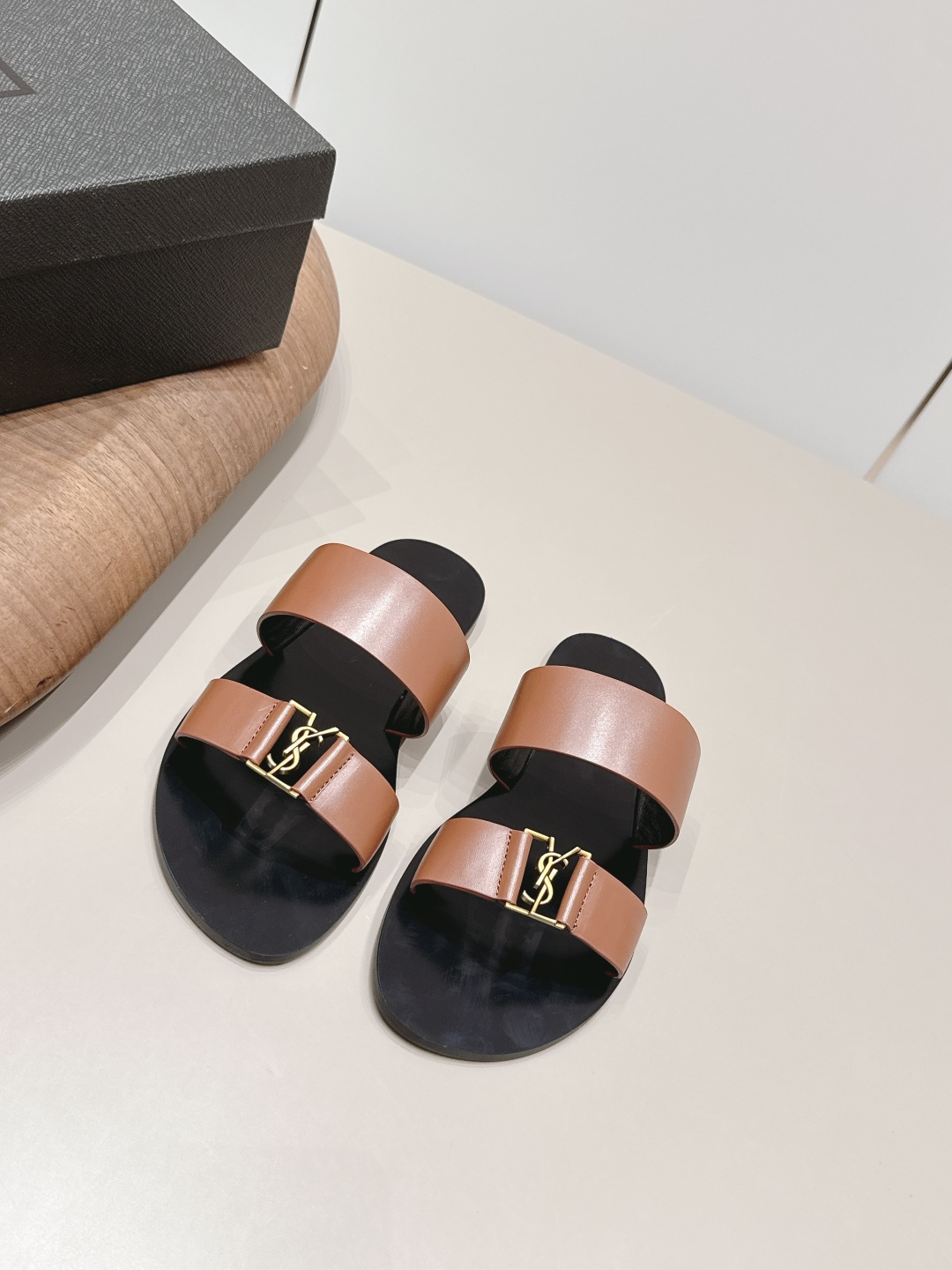 NO:872372,: Couple 'Exclusive top version' SAIN*T LAUREN*T Saint Laurent* Lan 2026/vs new spring and summer couple sandals series!  [Double Strap Sandals for Couples] This pair of high-heeled sandals is definitely a dark horse player. It is very good-looking and popular among Internet celebrity bloggers. It makes the hearts of goddesses especially this square-toe series. It is simply addictive. It is super beautiful~ It is super bright in any light. It is really sparkling and attractive. The toe adopts the original one-to-one customized round toe, showing the golden code of the Yves Saint Laurent brand. Go material. Fabric: Original custom cowhide. Lining: original custom sheepskin. Feet. Original custom sheepskin.  Original custom-made leather outsole, sole thickness 0.8cm, size 36-44 (40-42 for women, 39.45 for men, customized), original full set of packaging, colors updated simultaneously on the official website, split-toe shoes and slippers, saint laurent, saint laurent, sandals, slippers, cowhide, sheepskin, Leather soles19860909: 情侣《独家顶级版本》 SAIN*T LAUREN*T圣罗*兰2026/vs春夏新品情侣凉鞋系列！【情侣双带凉拖】  这双高跟凉拖绝对是黑马选手 颜值超高 网红博主火爆追捧 特让女神们心动 特别是这种方头系列 简直是中毒的节奏 超美～ 随便一个光线都超级亮眼 真是闪闪惹人爱上鞋头采用原版一比一定制圆头,展现出圣罗兰品牌的金典  Go 材质 面料原版定制牛皮 内里原版定制羊皮 垫脚原版定制羊皮 鞋底原版定制真皮大底 底厚0.8cm 码数36-44（女40-42男39.45.定制） 包装原版全套包装 颜色官网同步更新,分趾鞋拖鞋,saint laurent,saint laurent,sandals,slippers,cowhide,sheepskin,Leather soles,Women's Shoes