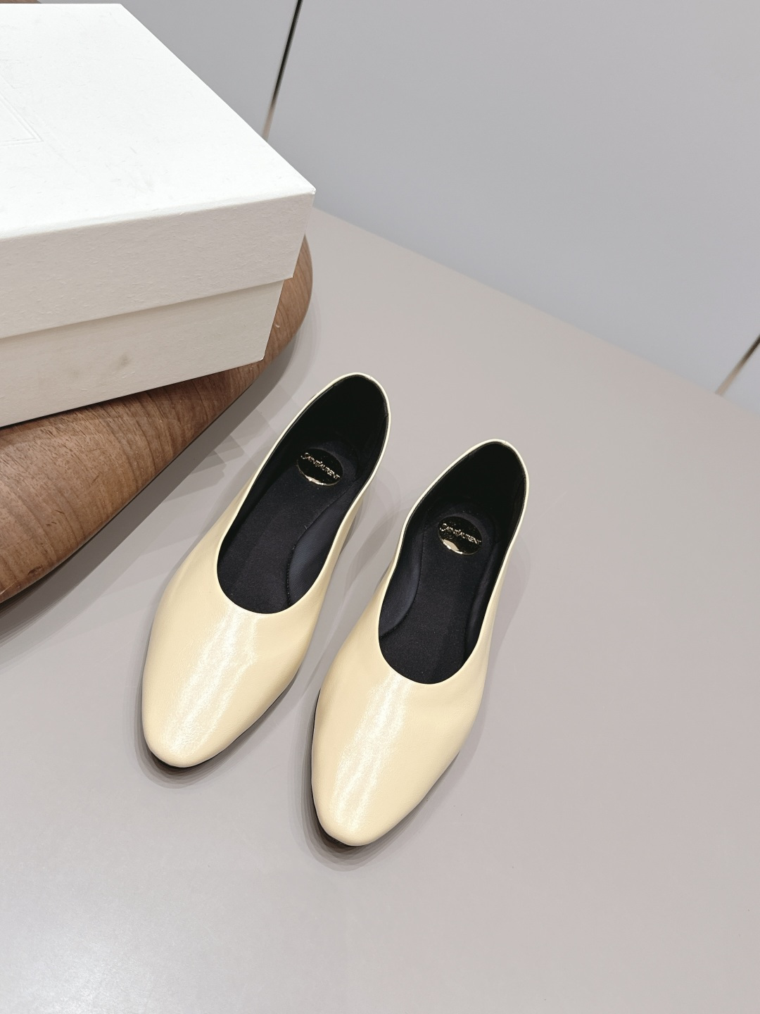 NO:872432,: 'Exclusive top version' SAIN*T LAUREN*T Saint Laurent 2026/vs spring and summer new fashion shoes series!  [Round-toe flat shoes] This pair of high-heeled shoes is definitely a dark horse. They are very good-looking and are popular among Internet celebrity bloggers. They are especially popular among goddesses, especially this square-toe series. It is simply addictive. It is super beautiful~ It is super dazzling in any light. It is really sparkling and attractive. The toe adopts the original one-to-one customized round toe, showing the golden code of the Yves Saint Laurent brand. Go material. Fabric: Original custom sheepskin. Lining: original custom sheepskin. Feet. Original custom sheepskin.  Original custom-made leather outsole Heel height 0.8cm Size 35-39 (40.41. Customized) Original full set of packaging Color official website updated simultaneously, single shoes, saint laurent, saint laurent, sheepskin, Leather soles19860909: 《独家顶级版本》 SAIN*T LAUREN*T圣罗*兰2026/vs春夏新品时装单鞋系列！【圆头平底单鞋】  这双高跟单鞋绝对是黑马选手 颜值超高 网红博主火爆追捧 特让女神们心动 特别是这种方头系列 简直是中毒的节奏 超美～ 随便一个光线都超级亮眼 真是闪闪惹人爱上鞋头采用原版一比一定制圆头,展现出圣罗兰品牌的金典  Go 材质 面料原版定制羊皮 内里原版定制羊皮 垫脚原版定制羊皮 鞋底原版定制真皮大底 跟高0.8cm 码数35-39（40.41.定制） 包装原版全套包装 颜色官网同步更新,单鞋,saint laurent,saint laurent,sheepskin,Leather soles,Women's Shoes