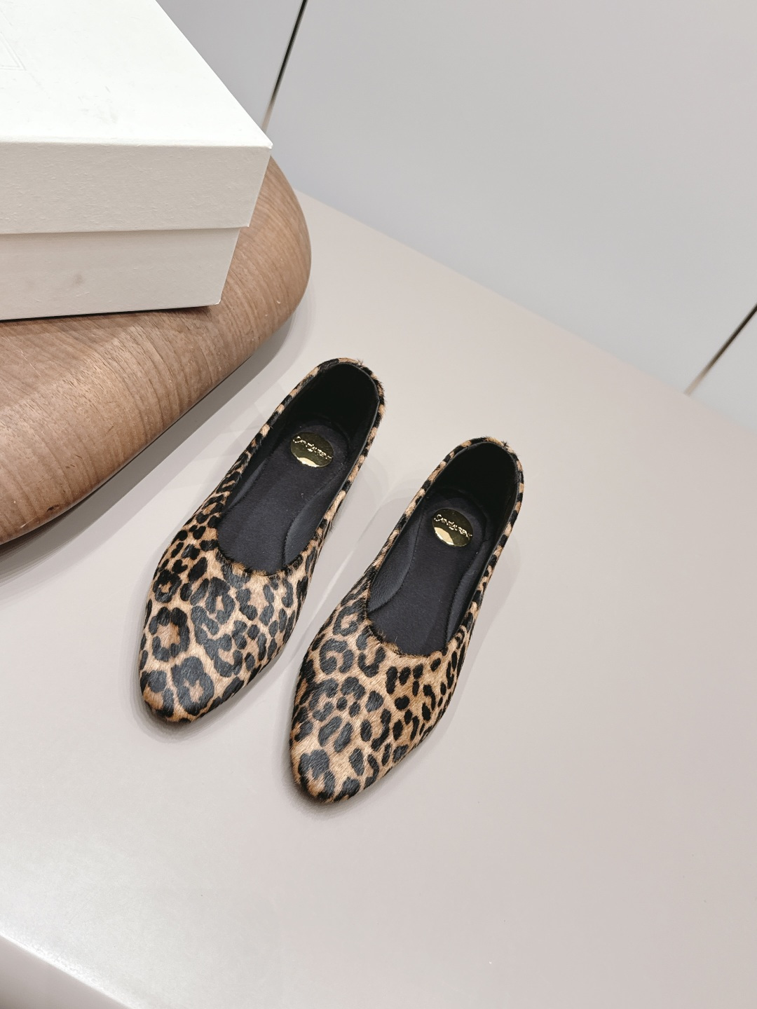 NO:872441,: 'Exclusive top version' SAIN*T LAUREN*T Saint Laurent 2026/vs spring and summer new fashion shoes series!  [Round-toe flat shoes] This pair of high-heeled shoes is definitely a dark horse. They are very good-looking and popular among Internet celebrity bloggers. They are especially popular among goddesses, especially this square-toe series. It is simply addictive. It is super beautiful~ It is super bright in any light. It is really sparkling and attractive. The toe adopts the original one-to-one customized round toe, showing the golden classic of the Yves Saint Laurent brand. Go material. Fabric: original customized horse hair. Lining: original customized sheepskin. Feet: original customized sheepskin.  Original custom-made leather outsole Heel height 0.8cm Size 35-39 (40.41. Customized) Original full set of packaging Color official website updated simultaneously, single shoes, saint laurent, saint laurent, sheepskin, Leather soles19860909: 《独家顶级版本》 SAIN*T LAUREN*T圣罗*兰2026/vs春夏新品时装单鞋系列！【圆头平底单鞋】  这双高跟单鞋绝对是黑马选手 颜值超高 网红博主火爆追捧 特让女神们心动 特别是这种方头系列 简直是中毒的节奏 超美～ 随便一个光线都超级亮眼 真是闪闪惹人爱上鞋头采用原版一比一定制圆头,展现出圣罗兰品牌的金典  Go 材质 面料原版定制马毛 内里原版定制羊皮 垫脚原版定制羊皮 鞋底原版定制真皮大底 跟高0.8cm 码数35-39（40.41.定制） 包装原版全套包装 颜色官网同步更新,单鞋,saint laurent,saint laurent,sheepskin,Leather soles,Women's Shoes