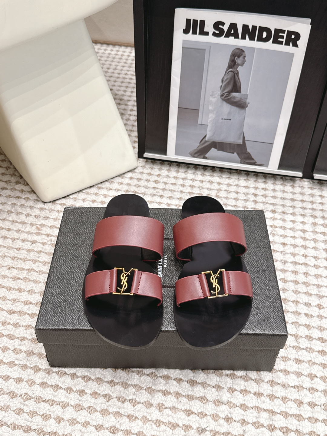 NO:814547,Dongguan purchasing agent Saint Laurent, flat sandals, slippers 26ss, the latest models in early spring, YSL, Logo letter buckle decoration, classic and high-quality glamorous masterpieces, the hottest spring and summer series, both temperament and fashion, classic and eye-catching design style, special decorative buckles on the feet, golden buckles, materials imported from Italy, calfskin, sheepskin lining, Italian genuine leather outsole  Female 36-42 (40-42 customized) Male 39-45 (45 customized), split-toe shoes, saint laurent, saint laurent, saint laurent, sandals, slippers, cowhide, sheepskin, Leather soles19860909东莞代购级 Saint Laurent圣罗兰、平板凉鞋 拖鞋 26ss 早春最新款、YSL、Logo字母扣装饰 经典上乘美艳力作 最火春夏系列 兼备气质 时尚 经典耐看的设计风格 上脚效果特别美饰扣金色扣,材料采用意大利进口小牛皮 内里羊皮 意大利真皮大底 女36—42（40-42定制）男39——45（45定制）,分趾鞋,saint laurent,saint laurent,saint laurent,sandals,slippers,cowhide,sheepskin,Leather soles,Women's Shoes