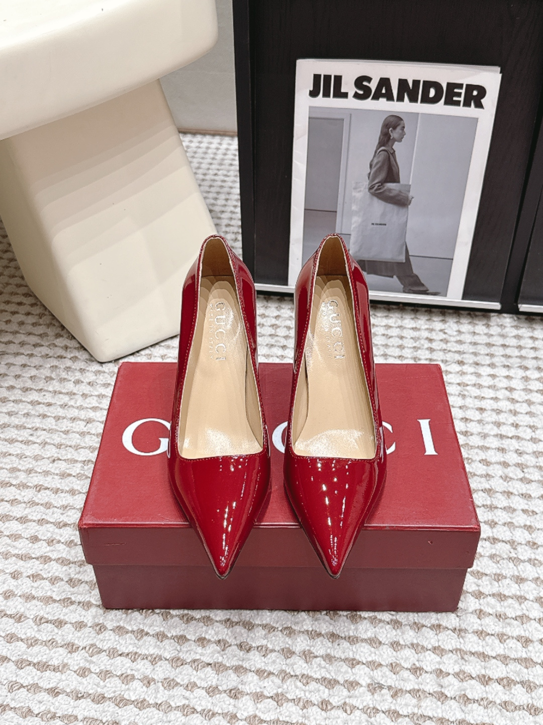 NO:814577,Purchasing agent Gucc*·26s new spring and summer minimalist design pointed toe cat-heeled shoes  There is no extra decoration, but it makes the windows of the whole street eclipse. The tip extends forward in a sharp parabola, which is not an aggressive attack, but a clear sense of direction - like a person who knows where he is going, his steps unconsciously have a determined direction. There are no extra decorations on the shoe body, no buckle straps, no bows, no embroidery, only the soft and gentle layer of the calfskin on the upper itself. Material Patent leather lining Sheep lining  Outsole Italian imported genuine leather outsole Shoe size 35-39/40 41 42 Customized non-returnable, high-heeled shoes, gucci, high heels, cowhide, Leather soles19860909代购级 Gucc*·26s 春夏新款 极简设计尖头猫跟单鞋 没有多余装饰,却让整条街的橱窗都黯然失色.尖头向前延伸出一条利落的抛物线,不是咄咄逼人的攻击,而是一种明确的方向感——像一个人知道自己要去哪里,步伐便不自觉地有了笃定的指向.鞋身没有任何多余的装饰,没有搭扣带,没有蝴蝶结,没有刺绣,只有鞋面小牛皮本身泛着的那一层温润柔光. 材质漆皮 内里羊里 大底意大利进口真皮大底 鞋码35-39/40 41 42定制不退换,高跟鞋单鞋,gucci,high heels,cowhide,Leather soles,Women's Shoes