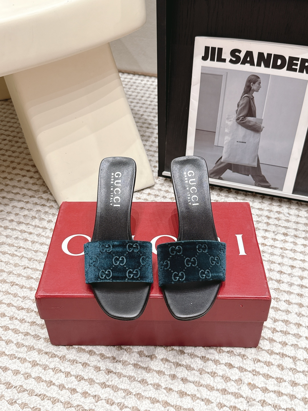 NO:814571,Purchasing agent grade Gucc*·26s new spring and summer corduroy kitten heel sandals. Wearing this pair of sandals of the same material on the feet, there is a string of fine echoes of the kitten heels on the marble steps of the Renaissance. Corduroy is the soul of these shoes - not smooth leather, not reflective silk, but a fabric with a longitudinal convex texture and a warm touch, like an old sofa cover that has been exposed to the autumn sun all afternoon, soft and slightly astringent.  Material corduroy, sheep lining, outsole, genuine leather outsole imported from Italy, shoe size 35-39/40, 41 42, customized, non-returnable, high heels and slippers, gucci, high heels, slippers, Leather soles19860909代购级 Gucc*·26s 春夏新款 灯芯绒小猫跟凉拖 脚上趿着这双同样材质的凉拖,在文艺复兴时期的大理石台阶上走出一串细碎的、被小猫跟轻轻敲响的回声.灯芯绒是这双鞋的灵魂——不是光滑的皮革,不是反光的丝绸,而是那种带着纵向凸条纹理的、触感温热的面料,像被秋天阳光晒了一下午的旧沙发套,柔软而微涩. 材质灯芯绒 内里羊里 大底意大利进口真皮大底 鞋码35-39/40 41 42定制不退换,高跟鞋拖鞋,gucci,high heels,slippers,Leather soles,Women's Shoes