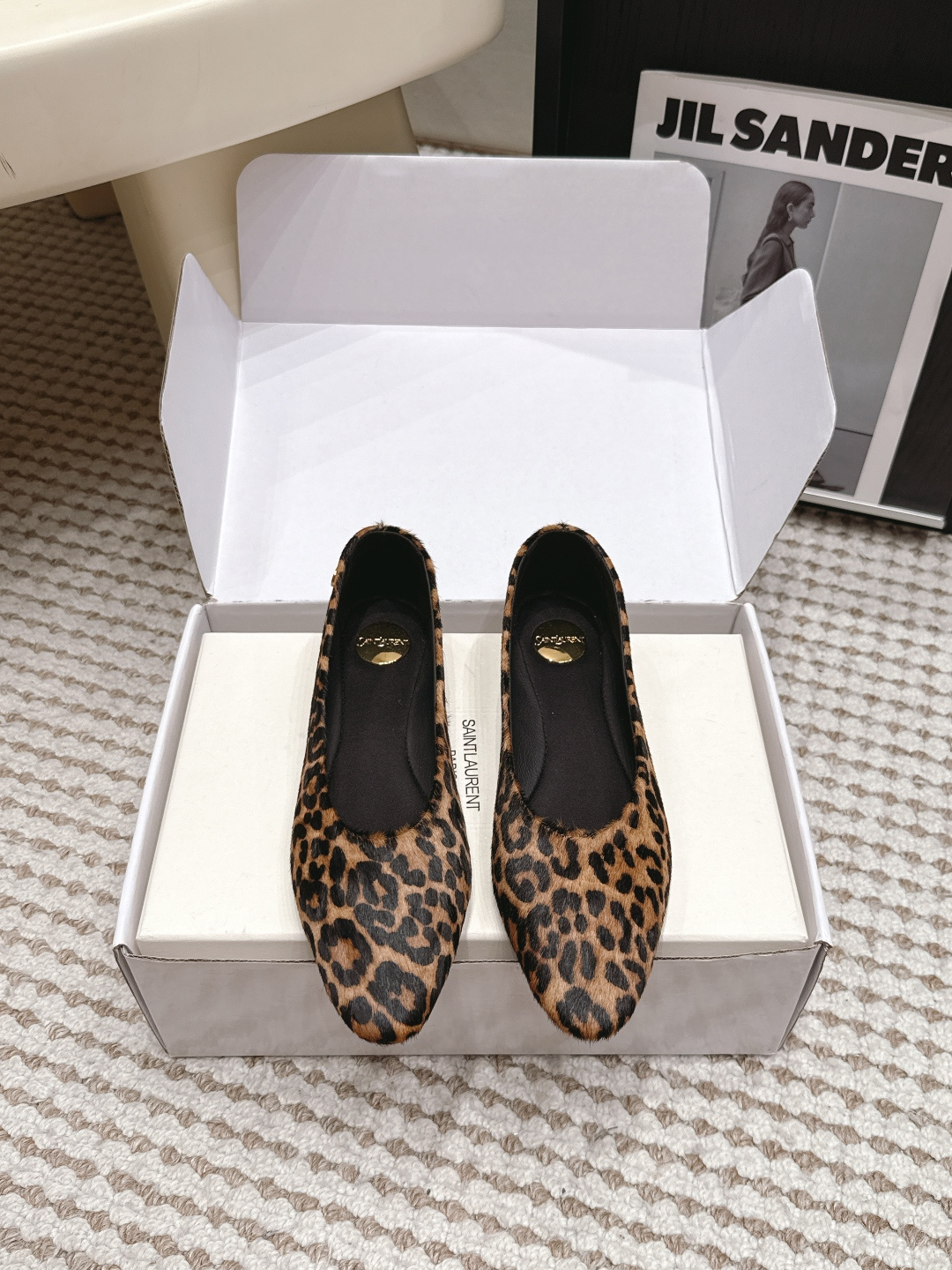 NO:814559,Purchasing agent SaintLauren*·26s spring and summer new model minimalist design round toe flat bottom Mary Jane  The temperament of this pair of Mary Janes is like that of a woman who has been sitting by the window on the second floor of the Café de Flore all afternoon - she has a book of Sartre turned to page 37 in front of her, and a cup of cold black coffee in her hand. The shadow of the plane trees on Avenue Saint-Germain outside the window falls on her feet, which just illuminates the thin buckle strap on the upper. The round toe gently  The toes are tucked in, not like a girl's innocent roundness, but a curvature trimmed by adult rationality - still soft, but not easy to be coquettish. The body of the shoe does not have any extra decoration, no embroidery, no rhinestones, no color matching, and even the metal buckle on the buckle strap has been processed into a matte hidden buckle of the same color as the upper, as if deliberately not wanting to be seen.  Material sheepskin, sheepskin lining, outsole, genuine leather outsole imported from Italy, shoe size 35-39/40, 41 customized, non-returnable, single shoes, saint laurent, mary jane, sheepskin, Leather soles19860909代购级 SaintLauren*·26s 春夏新款 极简设计圆头平底玛丽珍 这双玛丽珍的气质,像一个在花神咖啡馆二楼靠窗位置坐了整整一个下午的女人——她面前摊着一本翻到第三十七页的萨特,手边是一杯已经凉了的黑咖啡,窗外圣日耳曼大道的梧桐树影落在她脚上,恰好照亮了鞋面那一道细细的搭扣带.圆头温顺地收拢了脚尖,不是少女式的天真圆润,而是一种被成年人的理性修剪过的弧度——依然柔软,但不轻易撒娇.鞋身没有任何多余的装饰,没有刺绣,没有水钻,没有拼色,连搭扣带上的金属扣都被处理成了与鞋面同色的哑光暗扣,像是故意不想被看见. 材质羊皮 内里羊里 大底意大利进口真皮大底 鞋码35-39/40 41定制不退换,单鞋,saint laurent,mary jane,sheepskin,Leather soles,Women's Shoes
